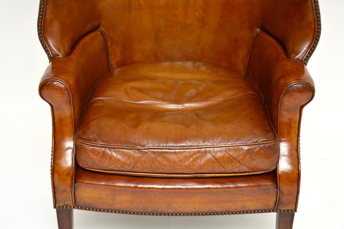 Sillón de cuero antiguo con respaldo de barril en venta 2