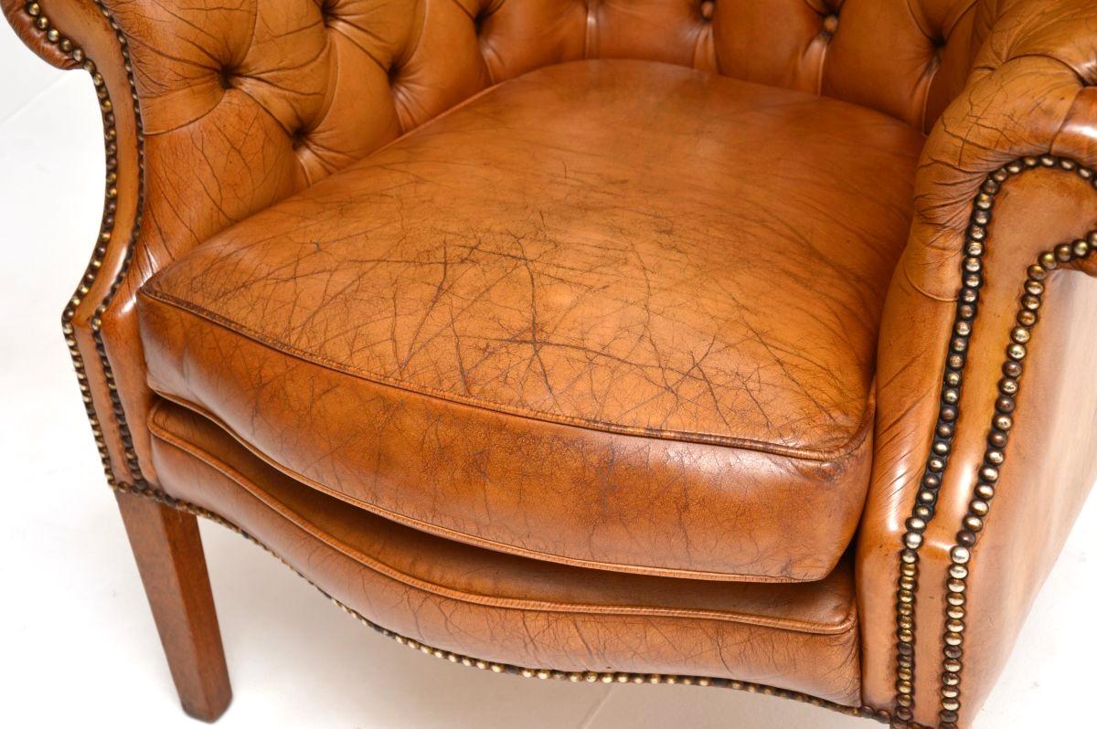 Fauteuil à oreilles en cuir antique à dossier en forme de tonneau en vente 2
