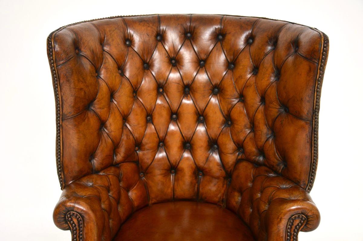 Fauteuil à oreilles en cuir antique à dossier en forme de tonneau en vente 2