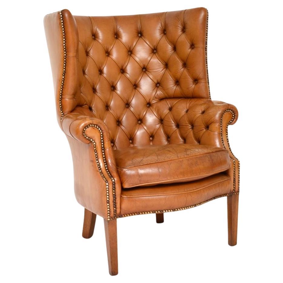 Fauteuil à oreilles en cuir antique à dossier en forme de tonneau