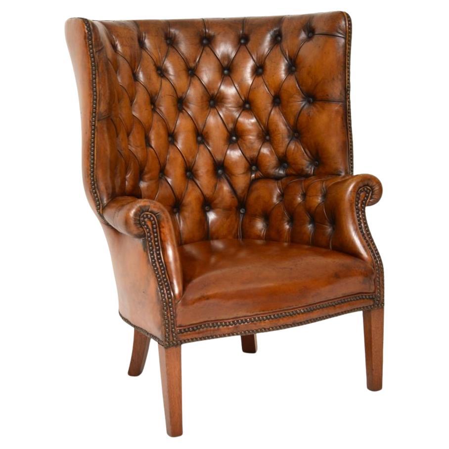 Fauteuil à oreilles en cuir antique à dossier en forme de tonneau
