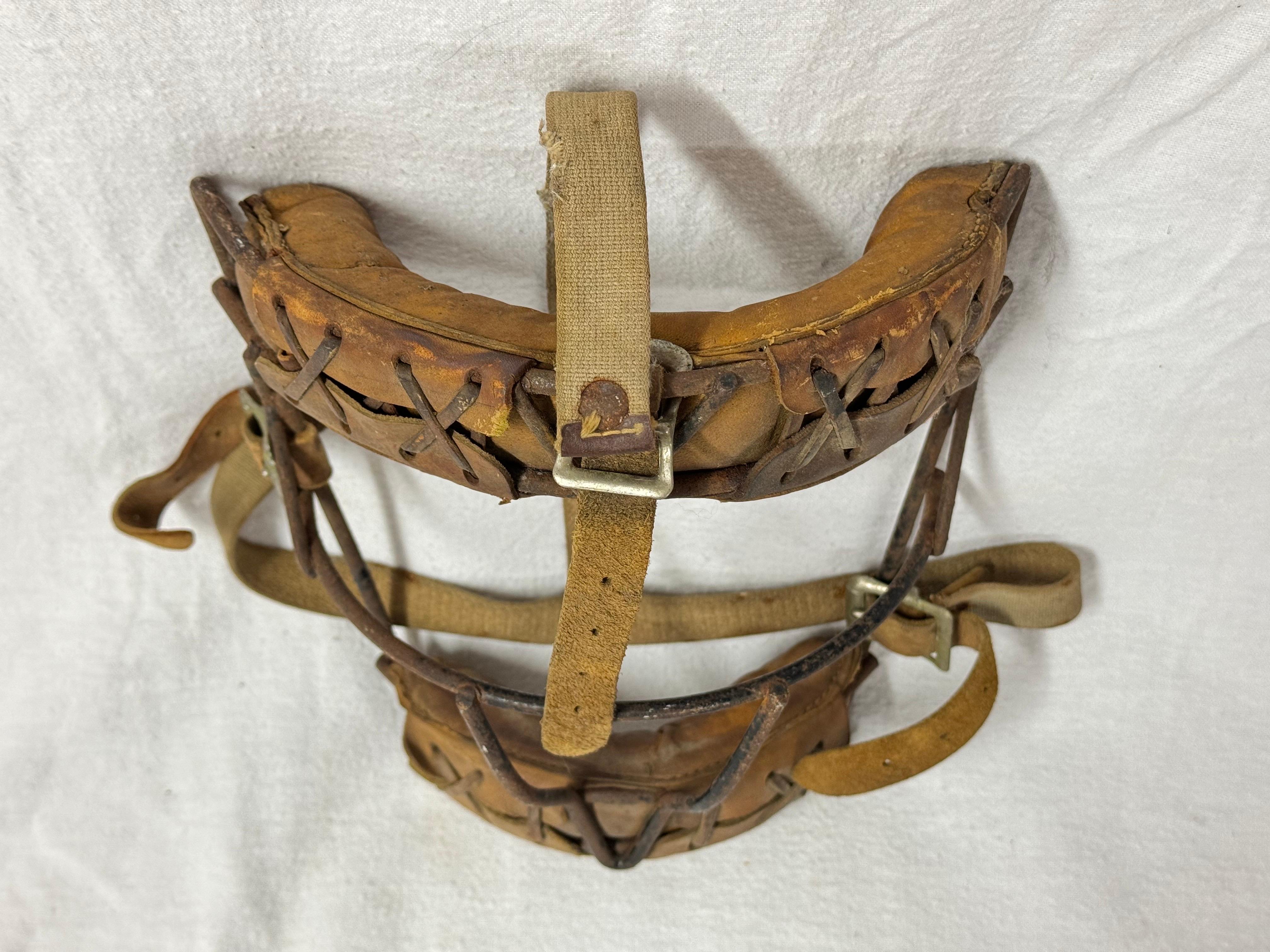 Antike Baseball-Maske mit Katzenkopf aus Leder im Angebot 9