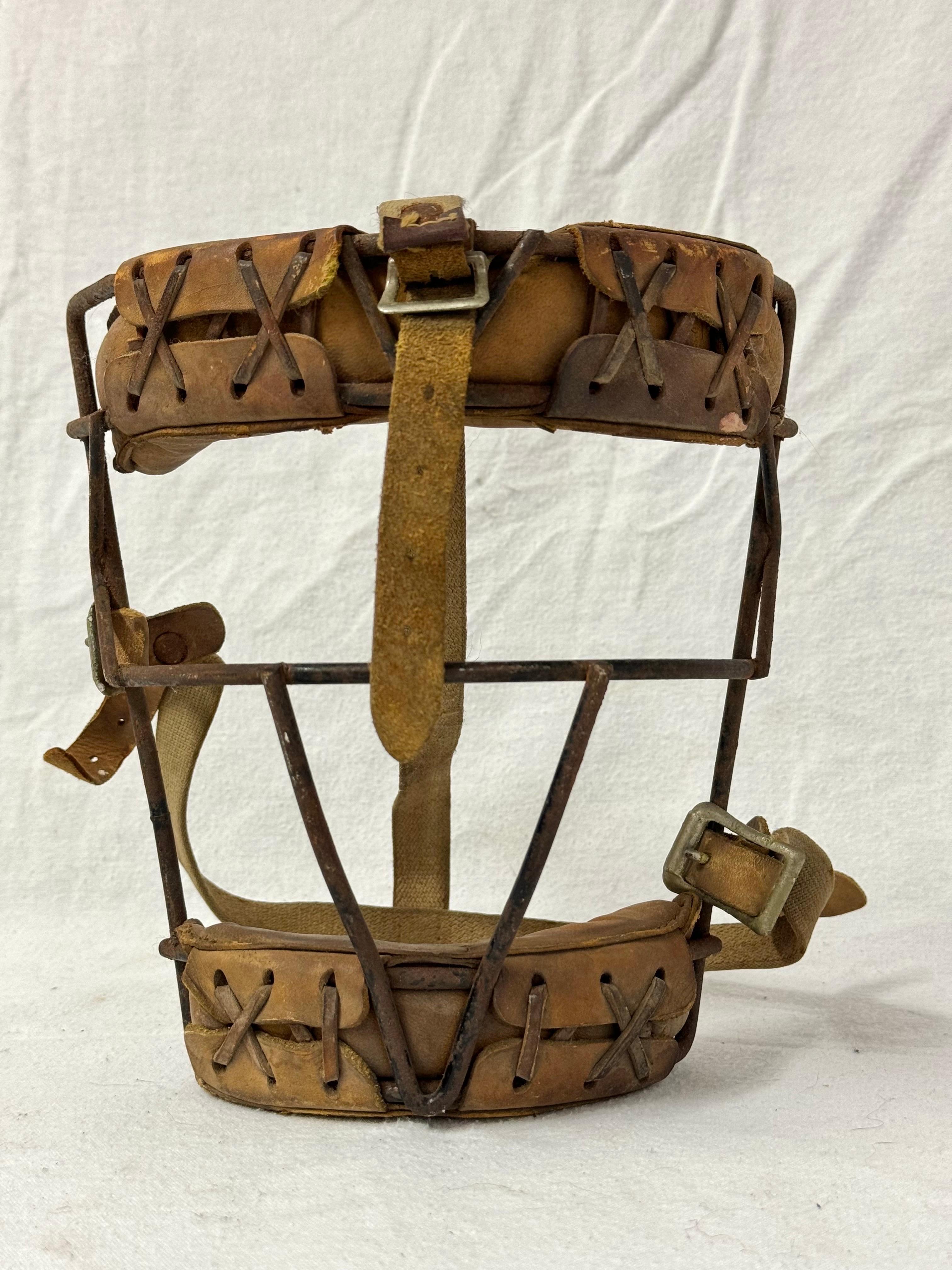 Antike Leder Baseball Catcher's Gesichtsmaske. Hergestellt aus Leder und Metall. Gut gepflegt und erhalten, perfekt für den Baseball-Sammler. 