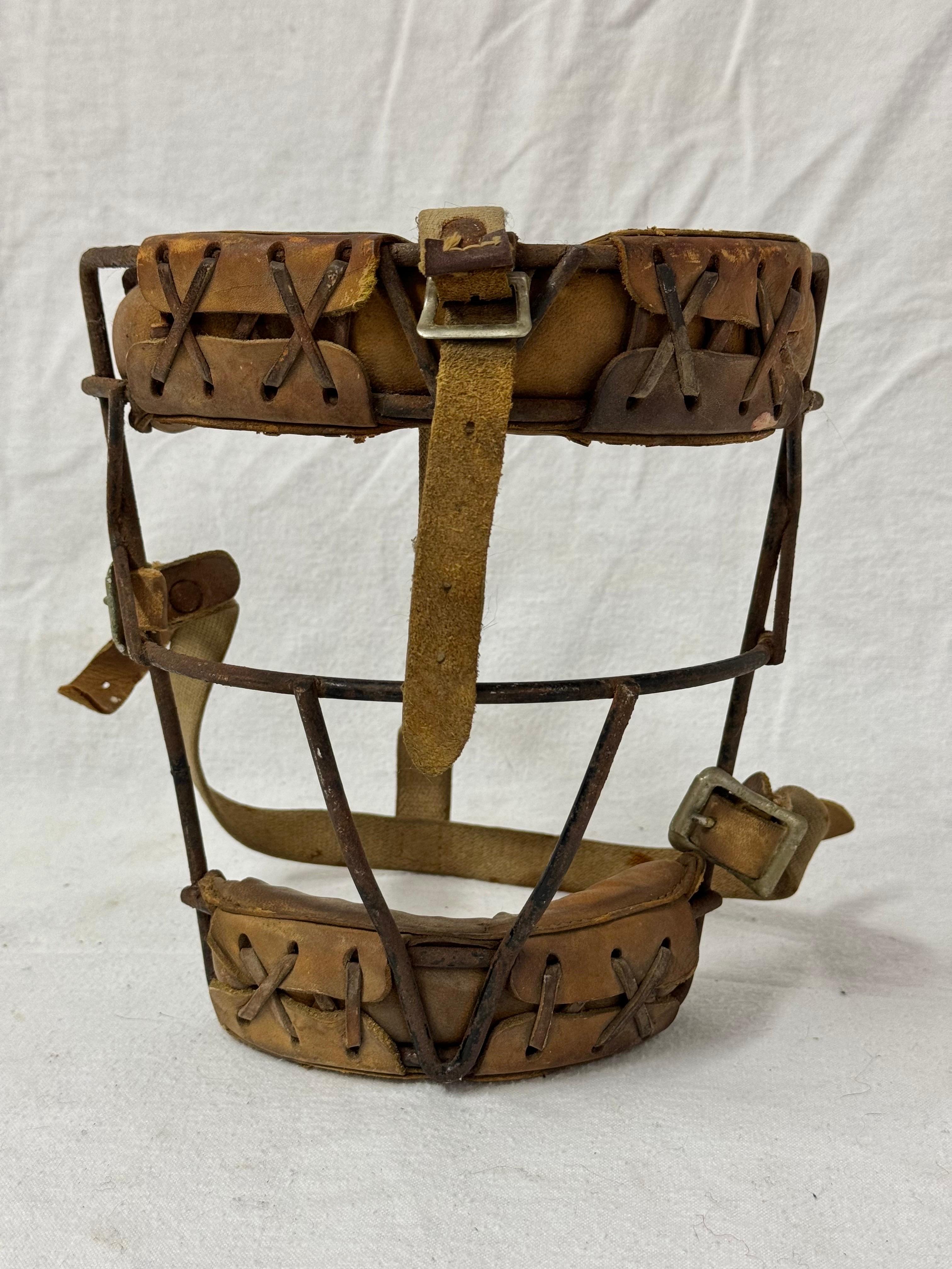 Antike Baseball-Maske mit Katzenkopf aus Leder im Zustand „Gut“ im Angebot in Redding, CT