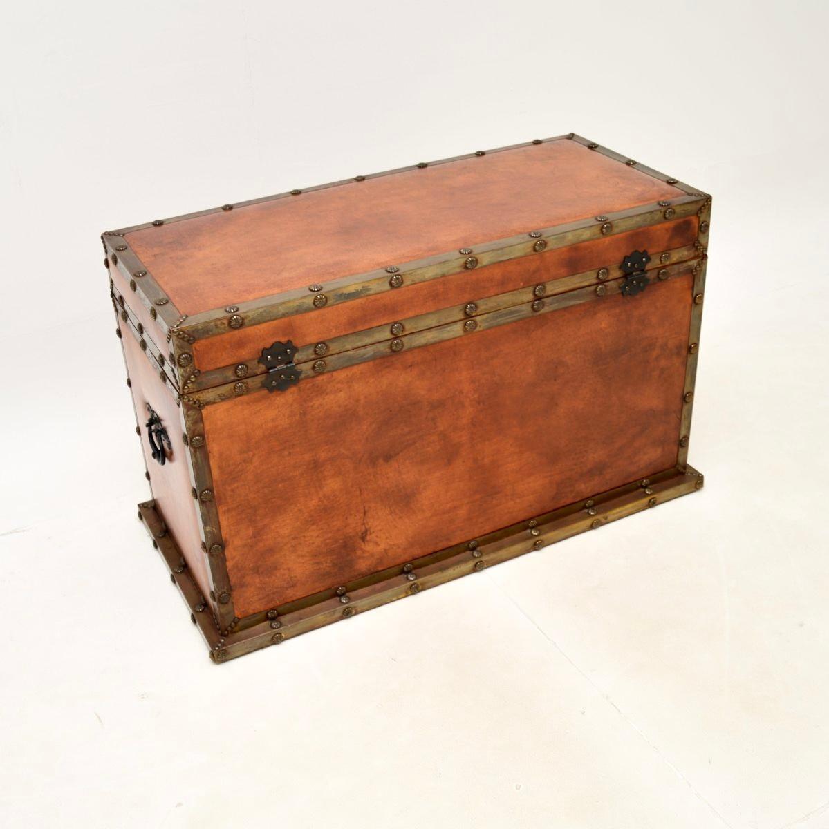 Coffre ancien à reliure de cuir / coffre à couvertures en vente 3