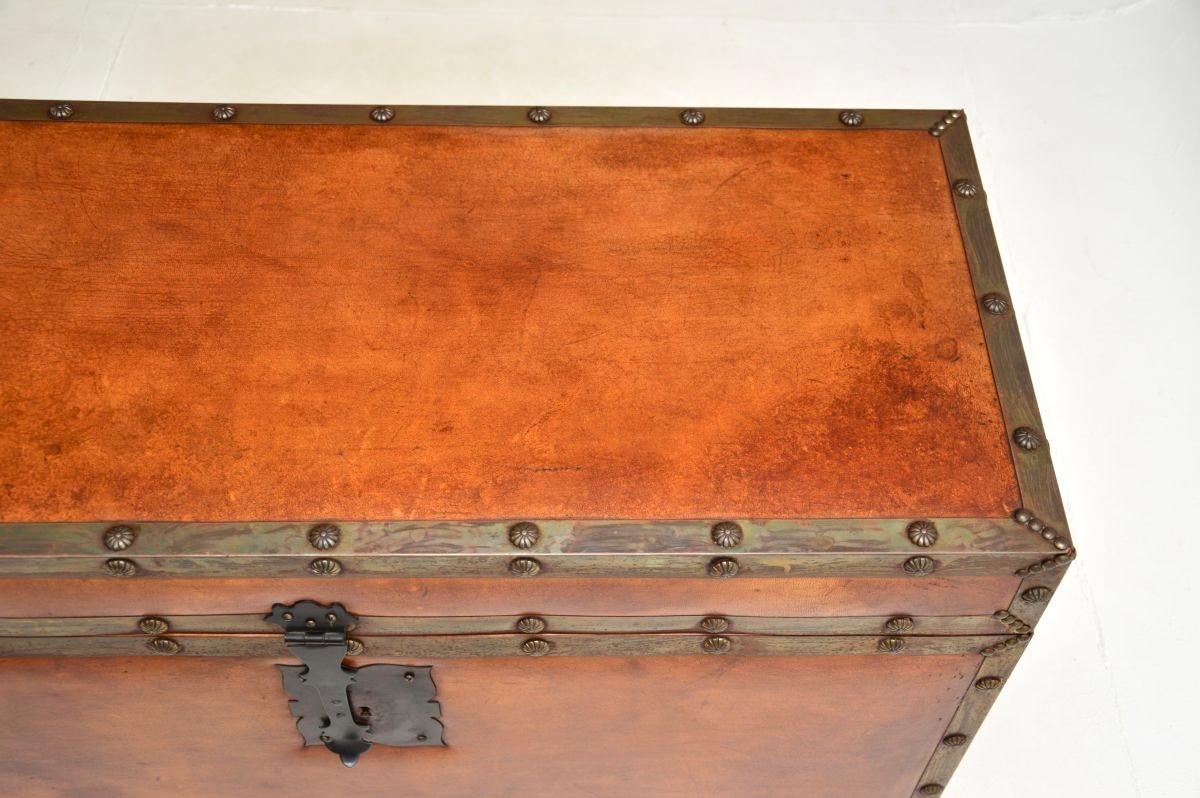 Coffre ancien à reliure de cuir / coffre à couvertures en vente 4