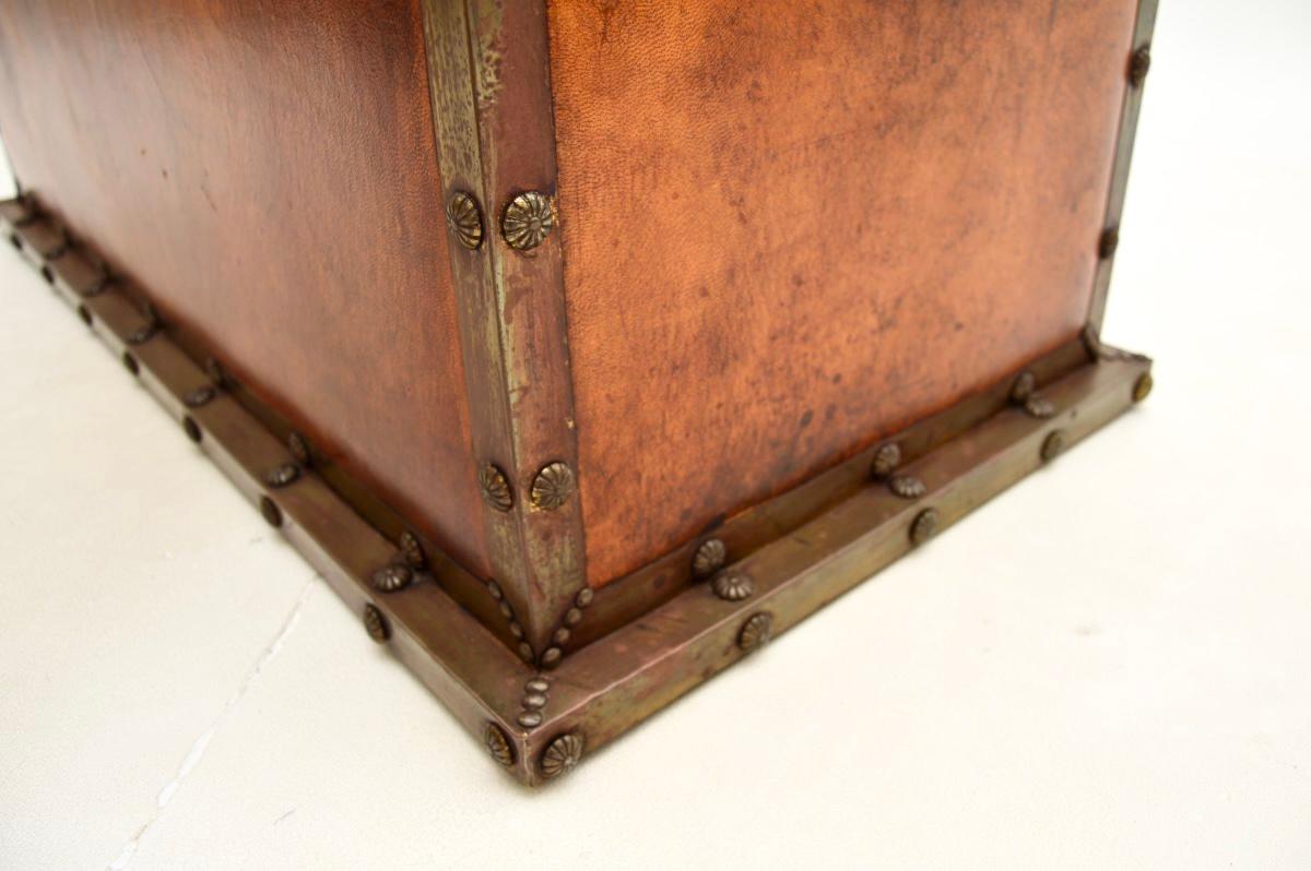 Coffre ancien à reliure de cuir / coffre à couvertures en vente 5