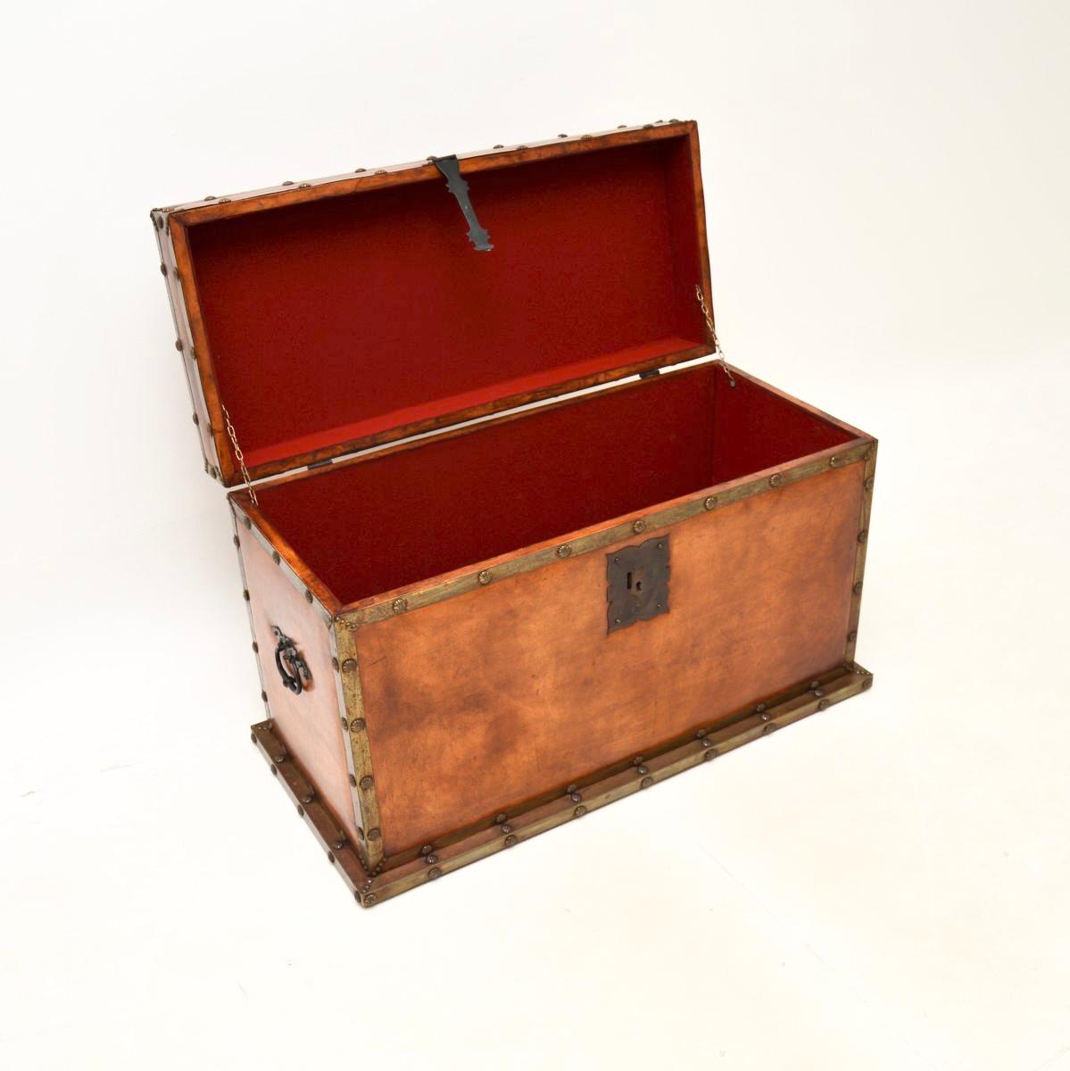Une superbe malle / coffre à couvertures ancienne reliée en cuir. Fabriqué en Angleterre, il date des années 1880-90.

La qualité est exceptionnelle, avec des bandes de laiton sur tous les bords et de magnifiques rivets en forme de fleur. Il est