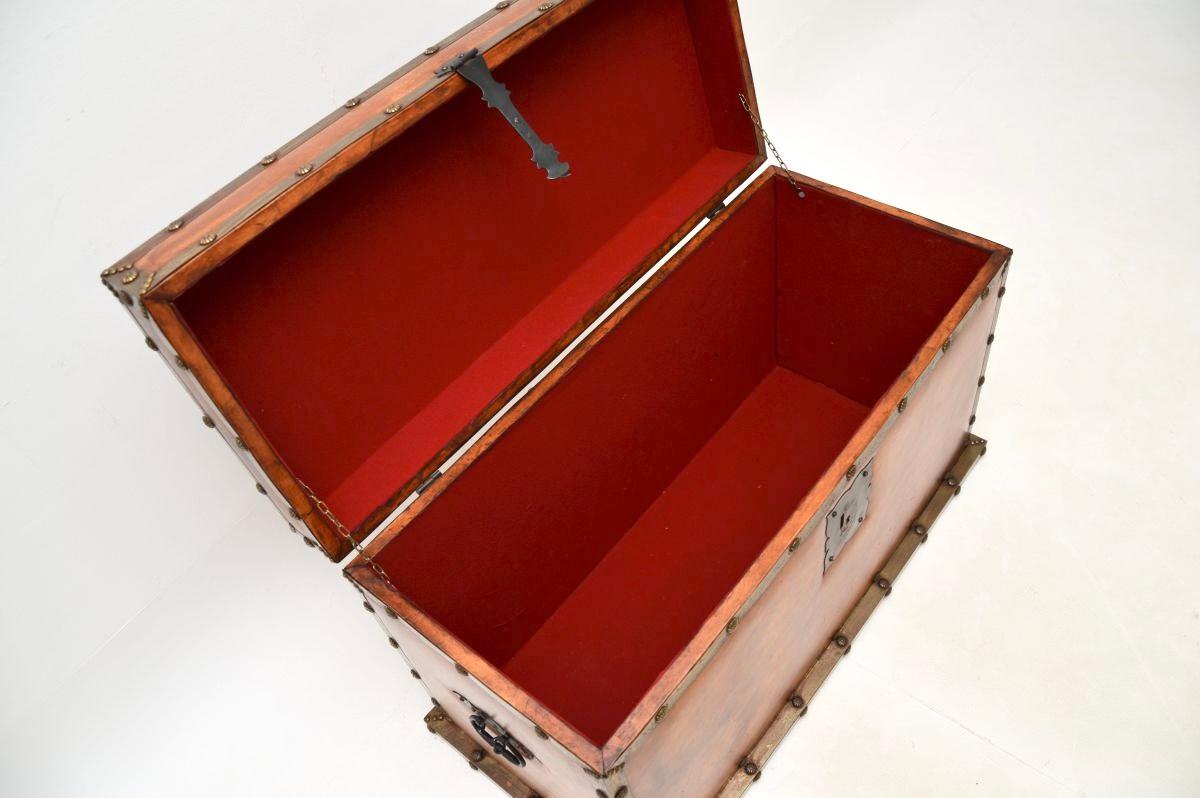 Apogée victorien Coffre ancien à reliure de cuir / coffre à couvertures en vente