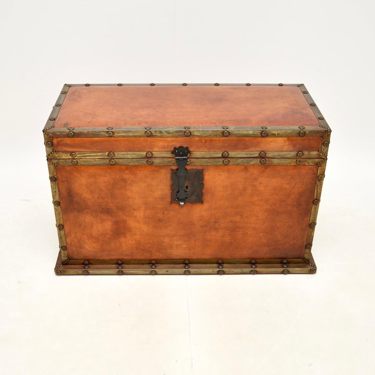 Britannique Coffre ancien à reliure de cuir / coffre à couvertures en vente