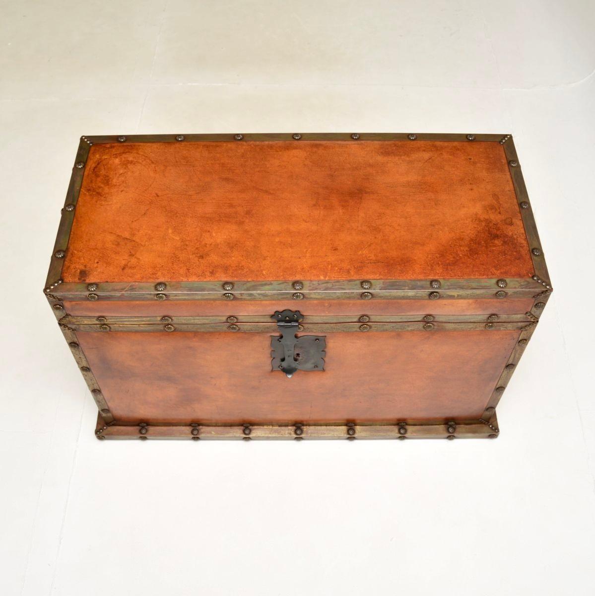 Coffre ancien à reliure de cuir / coffre à couvertures Bon état - En vente à London, GB