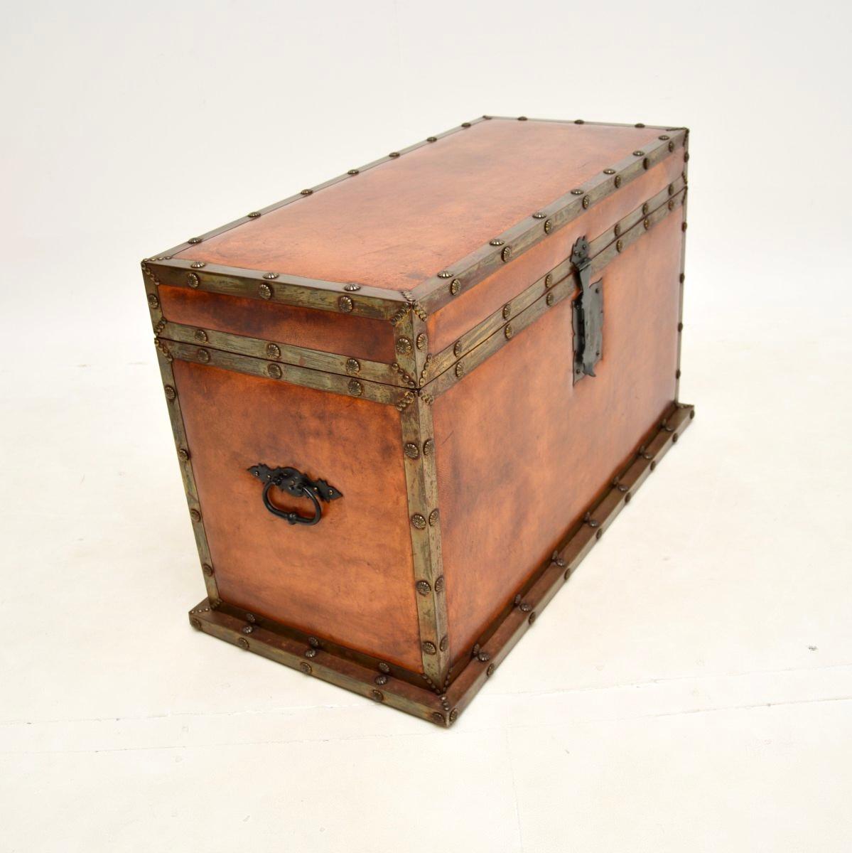 Fin du XIXe siècle Coffre ancien à reliure de cuir / coffre à couvertures en vente