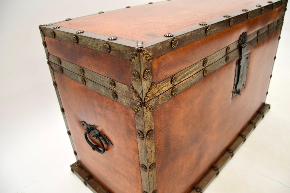 Laiton Coffre ancien à reliure de cuir / coffre à couvertures en vente