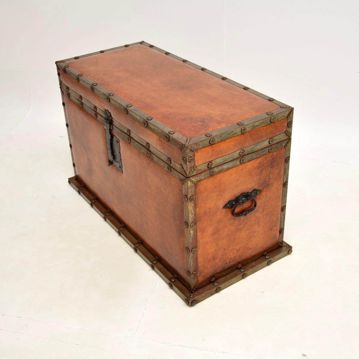 Coffre ancien à reliure de cuir / coffre à couvertures en vente 1