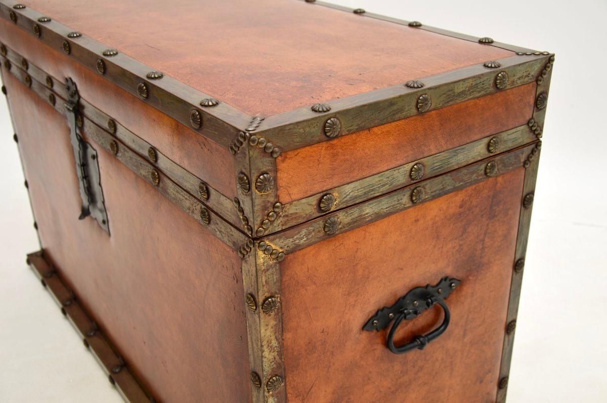 Coffre ancien à reliure de cuir / coffre à couvertures en vente 2