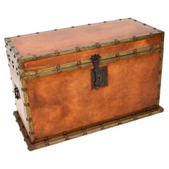 Coffre ancien à reliure de cuir / coffre à couvertures