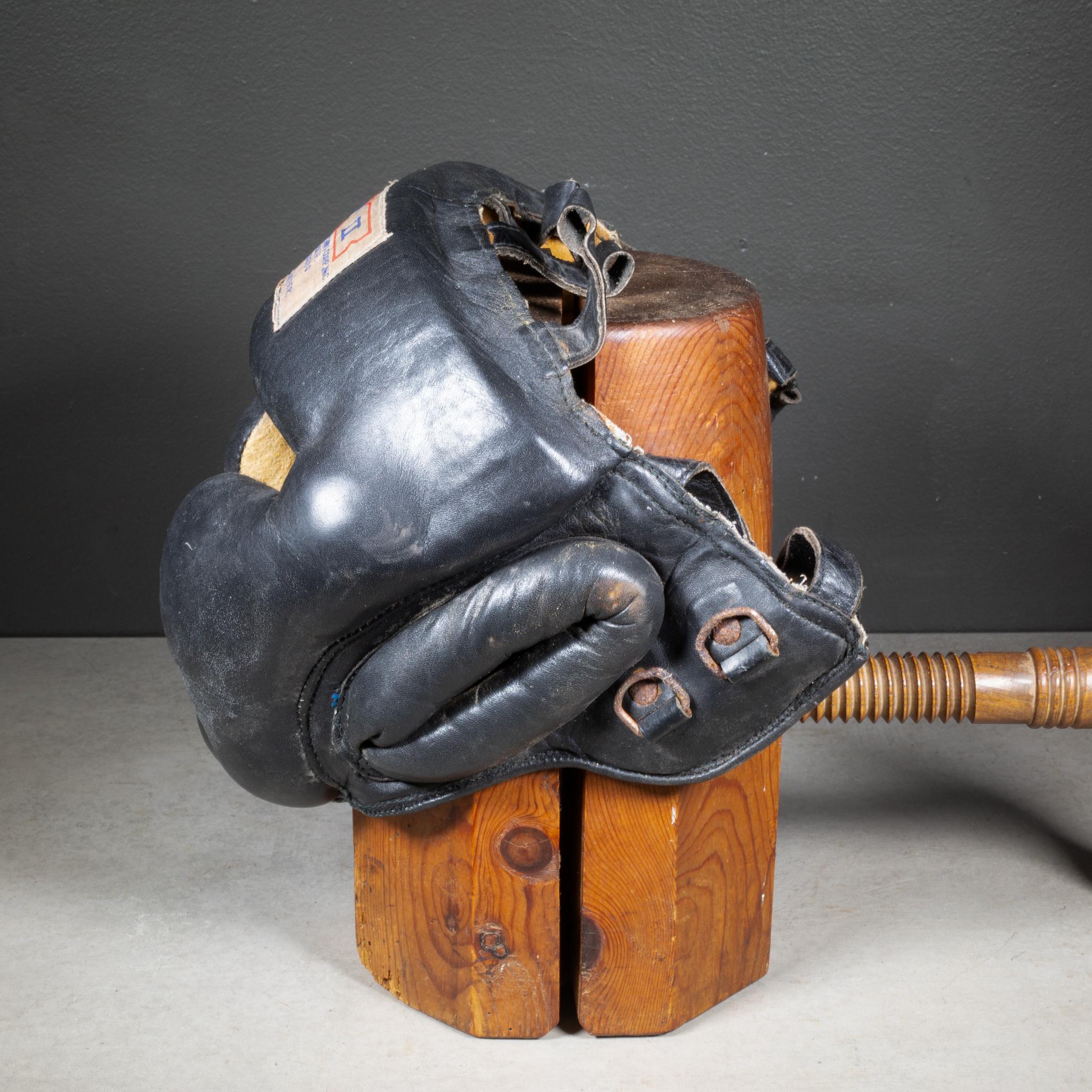 À PROPOS DE  

Masque de boxe antique en cuir plein de bourreau, conçu pour protéger le porteur pendant les matchs d'entraînement intenses. Cuir épais magnifiquement usé avec des lanières de cuir venant sur le dessus reliées à un harnais en cuir et