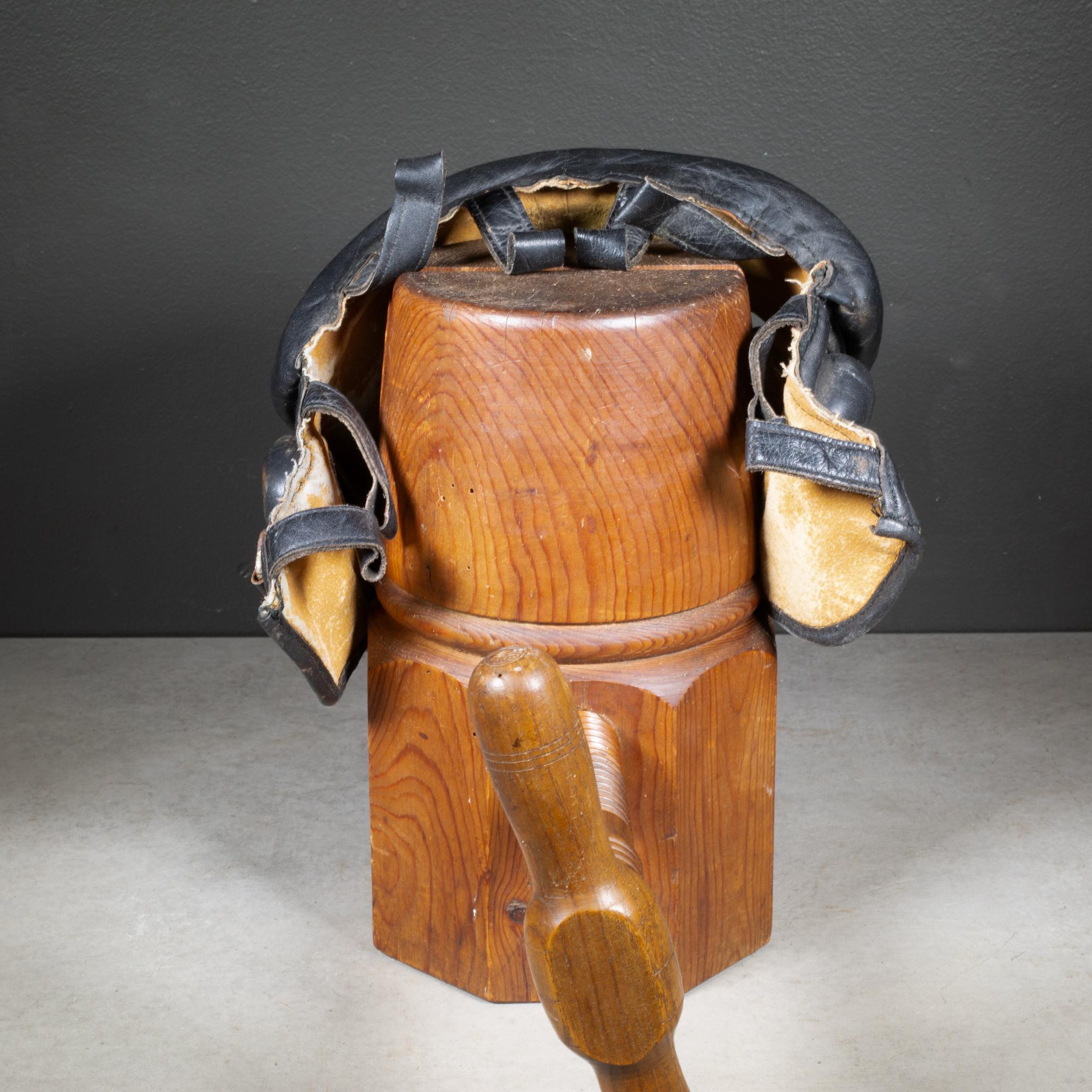 Industriel Masque de boxe en cuir ancien C.I.C. en vente