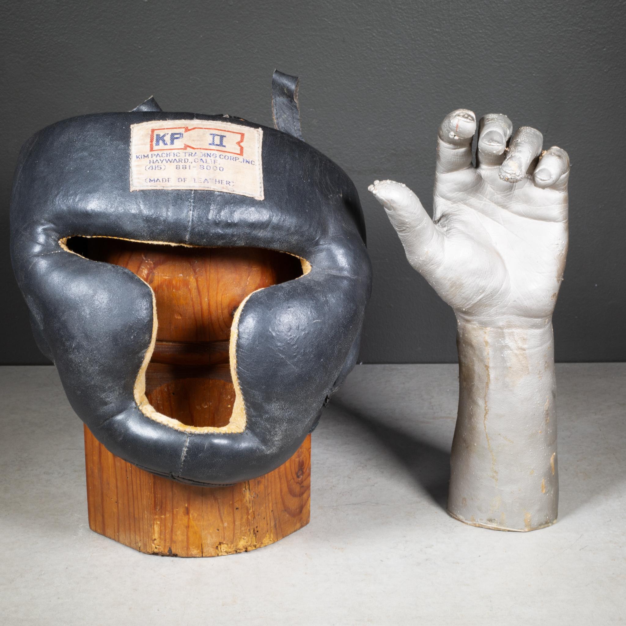 Masque de boxe en cuir ancien C.I.C. Bon état - En vente à San Francisco, CA