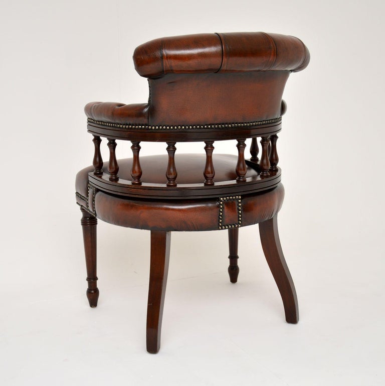 Antiker Captains-Schreibtischstuhl / Sessel aus Leder im Angebot bei 1stDibs