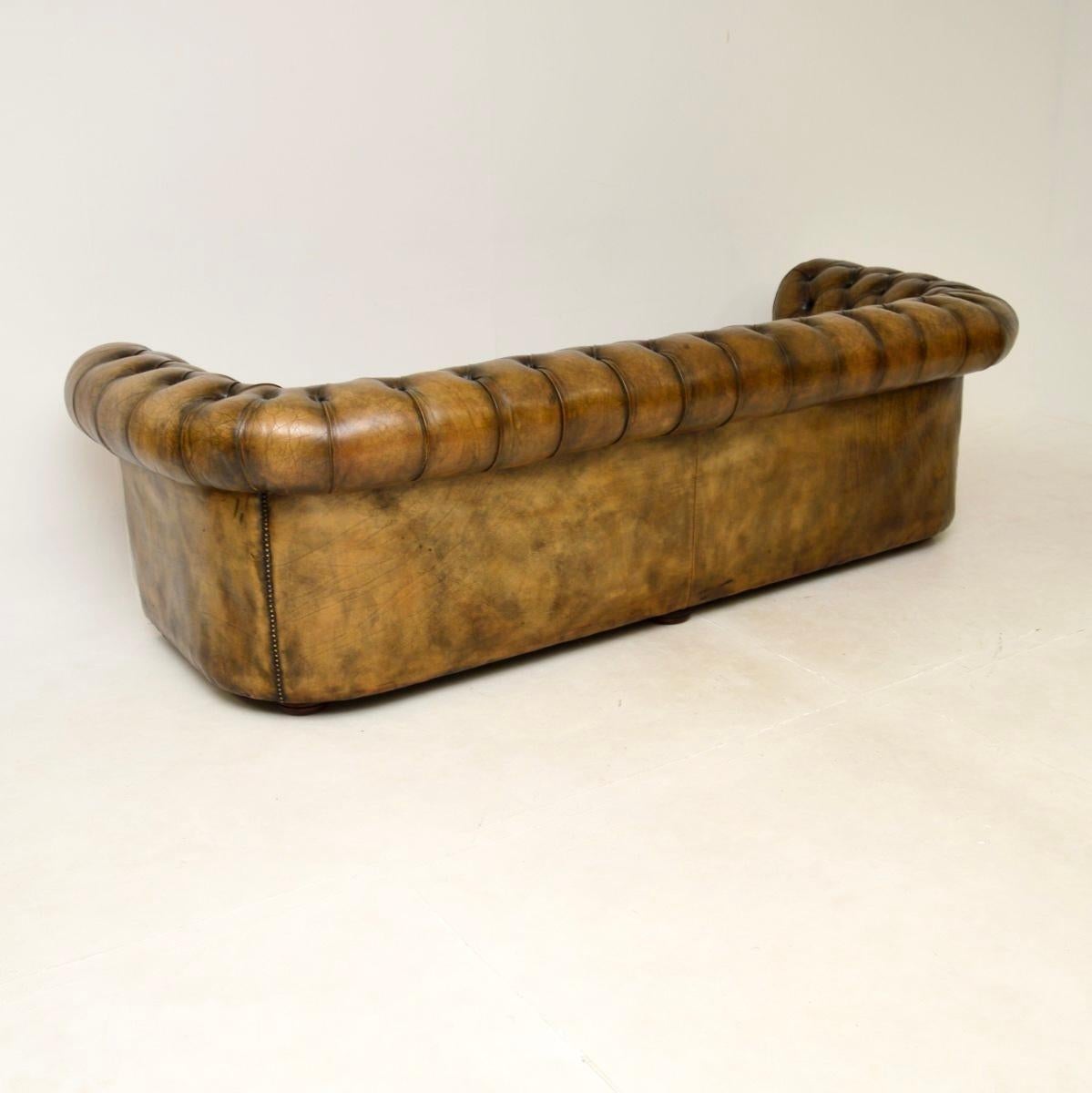 Antikes Chesterfield-Sofa aus Leder im Zustand „Gut“ im Angebot in London, GB