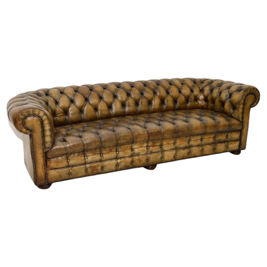 Canapé Chesterfield en cuir ancien en vente