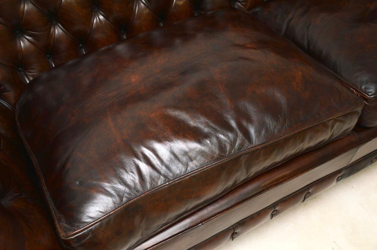 Canapé ancien de style Chesterfield en cuir en vente 5