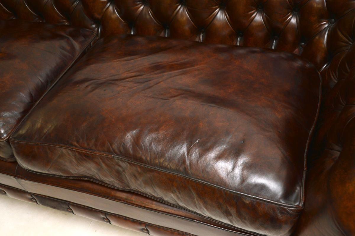 Canapé ancien de style Chesterfield en cuir en vente 6
