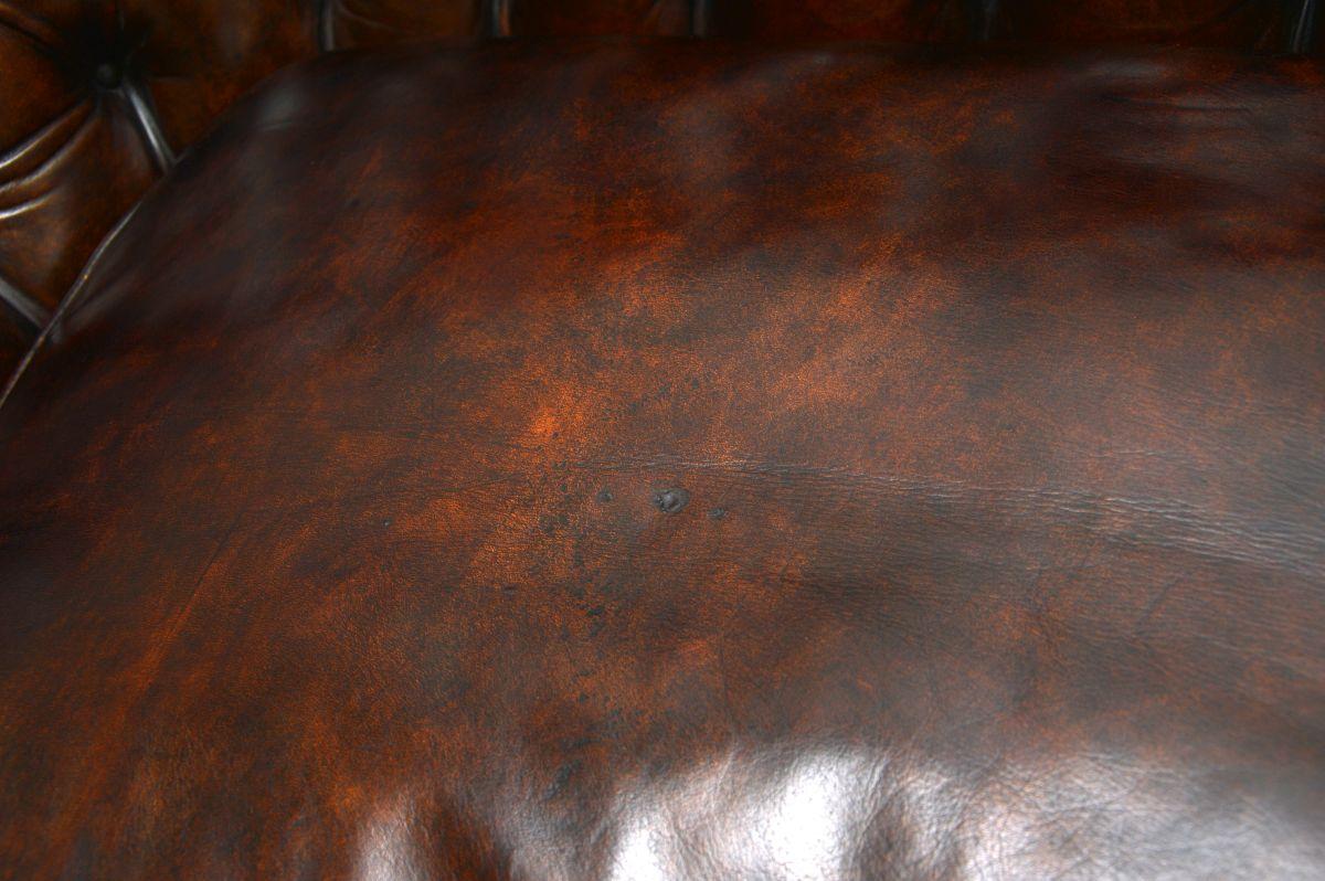 Canapé ancien de style Chesterfield en cuir en vente 7