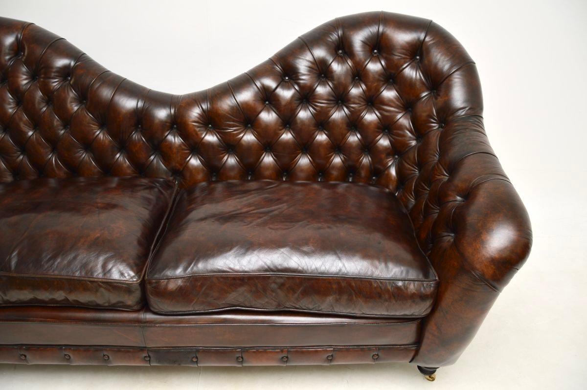 Canapé ancien de style Chesterfield en cuir en vente 2