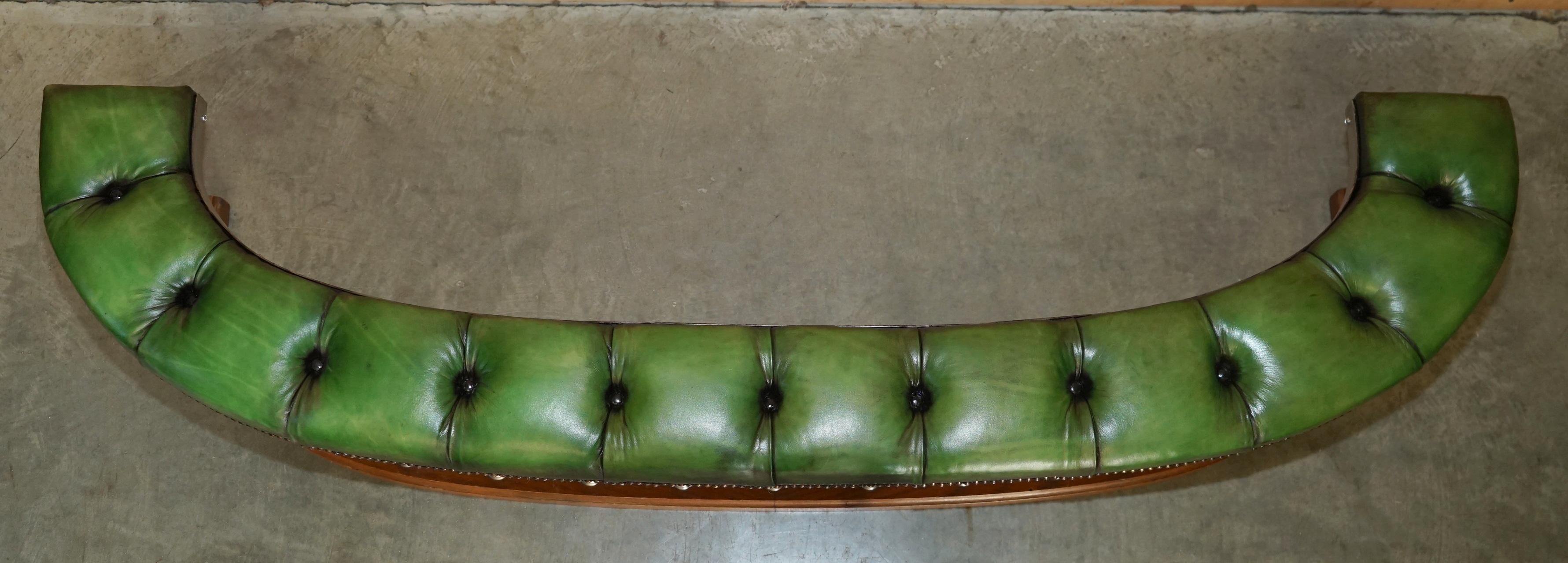 Victorien ANTiQUE FIREPLACE CLUB FENDER CHESTERFIELD VICTORIAN RESTORED DEMI LUNE FIREPLACE en vente