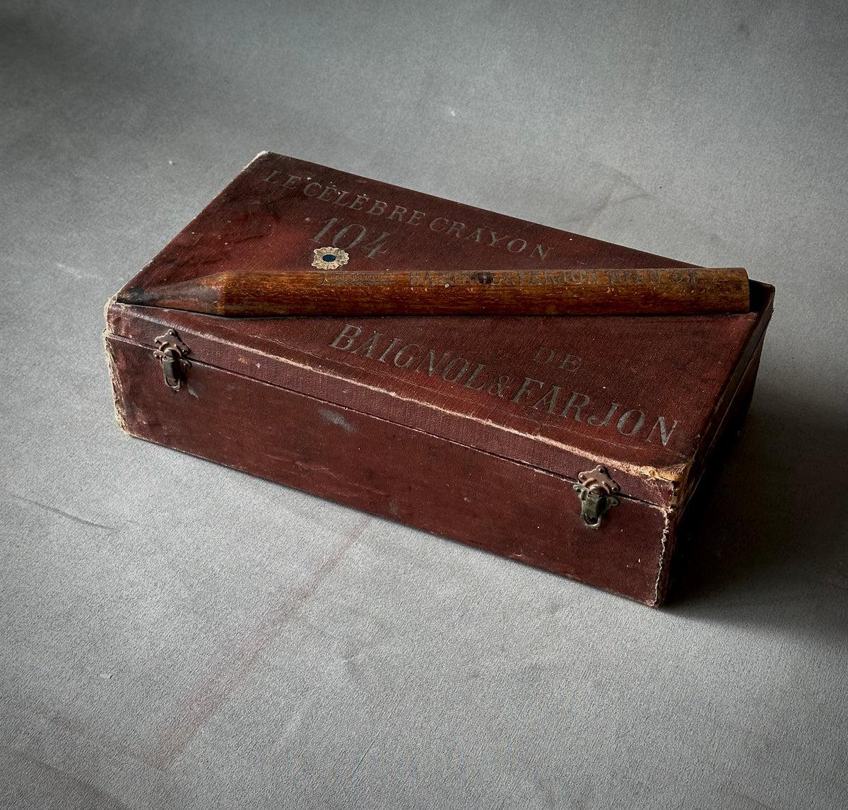 Este estuche conmemorativo de edición limitada, creado para marcar el final del célebre legado de 104 años de Baignol & Farjon en la industria francesa de fabricación de lápices, encierra una rica historia en un diseño bellamente elaborado. Con un