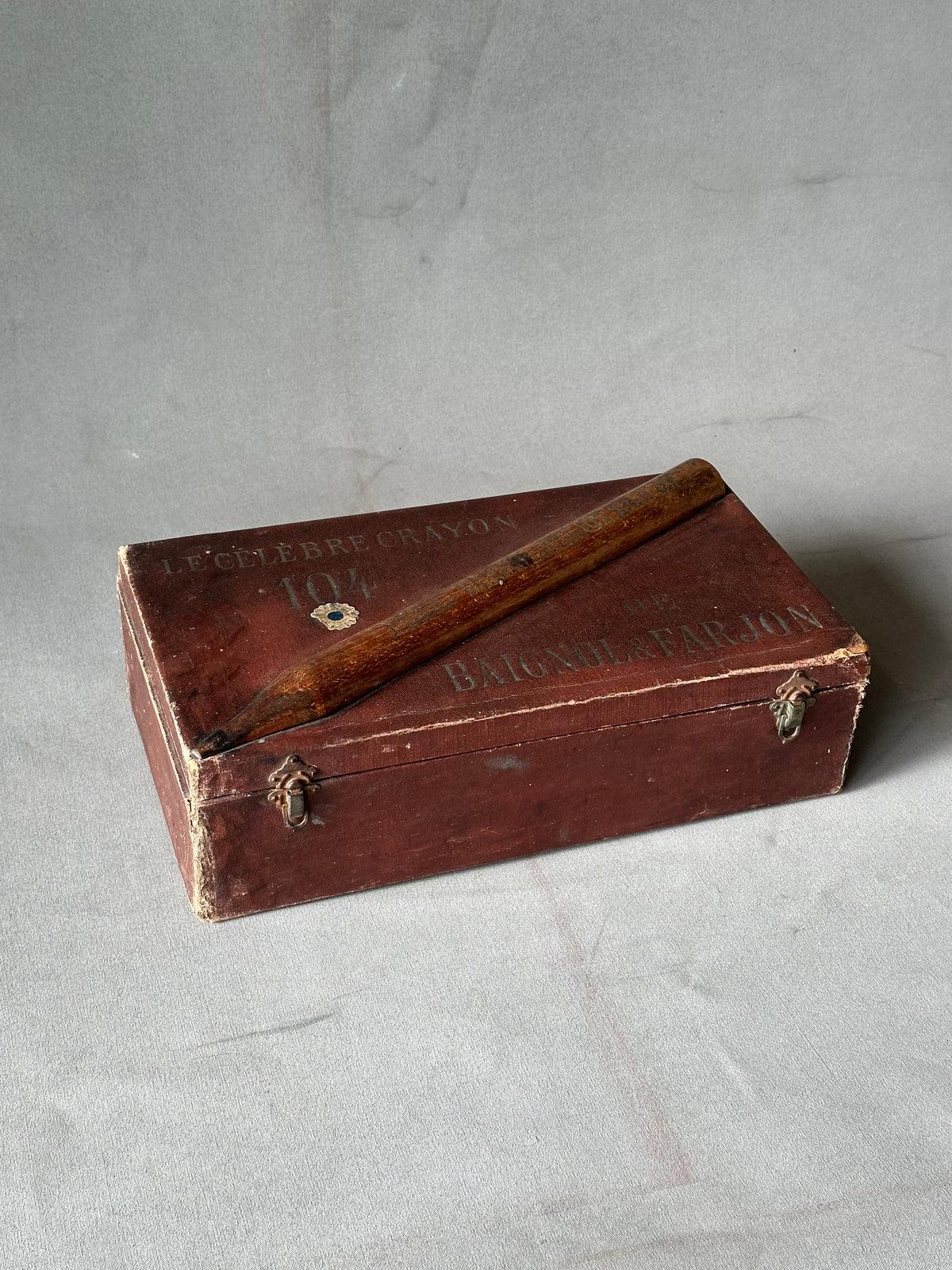 Caja de crayones de cuero antigua de Inglaterra siglo XX en venta
