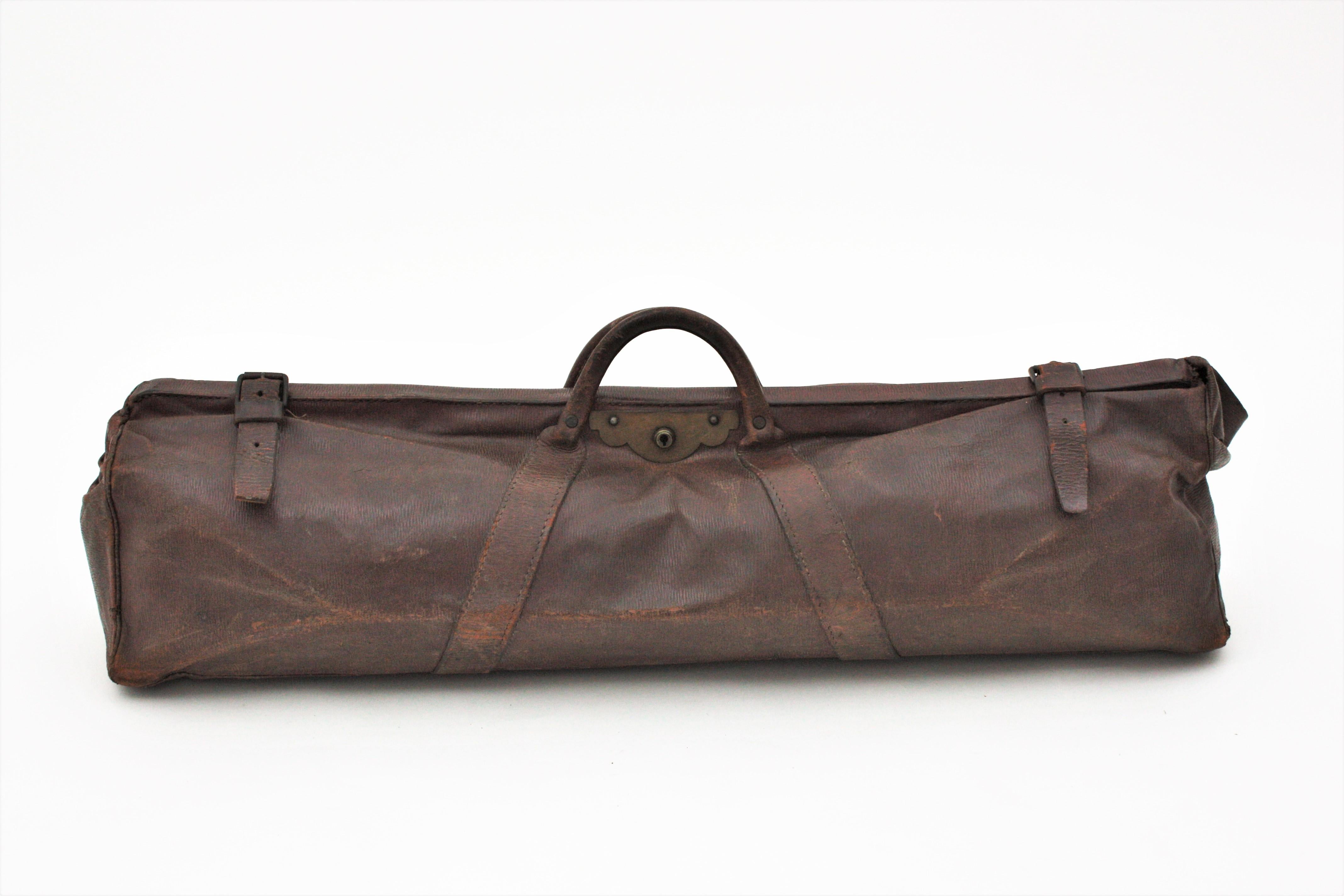 Leather cricket kit bag, England, 1920s.
For decorative purposes or window dressings
Measures: 93 cm W x 26 cm D x 28 cm H (36,61 in W x 10,23 in D x 11,02 in H ).