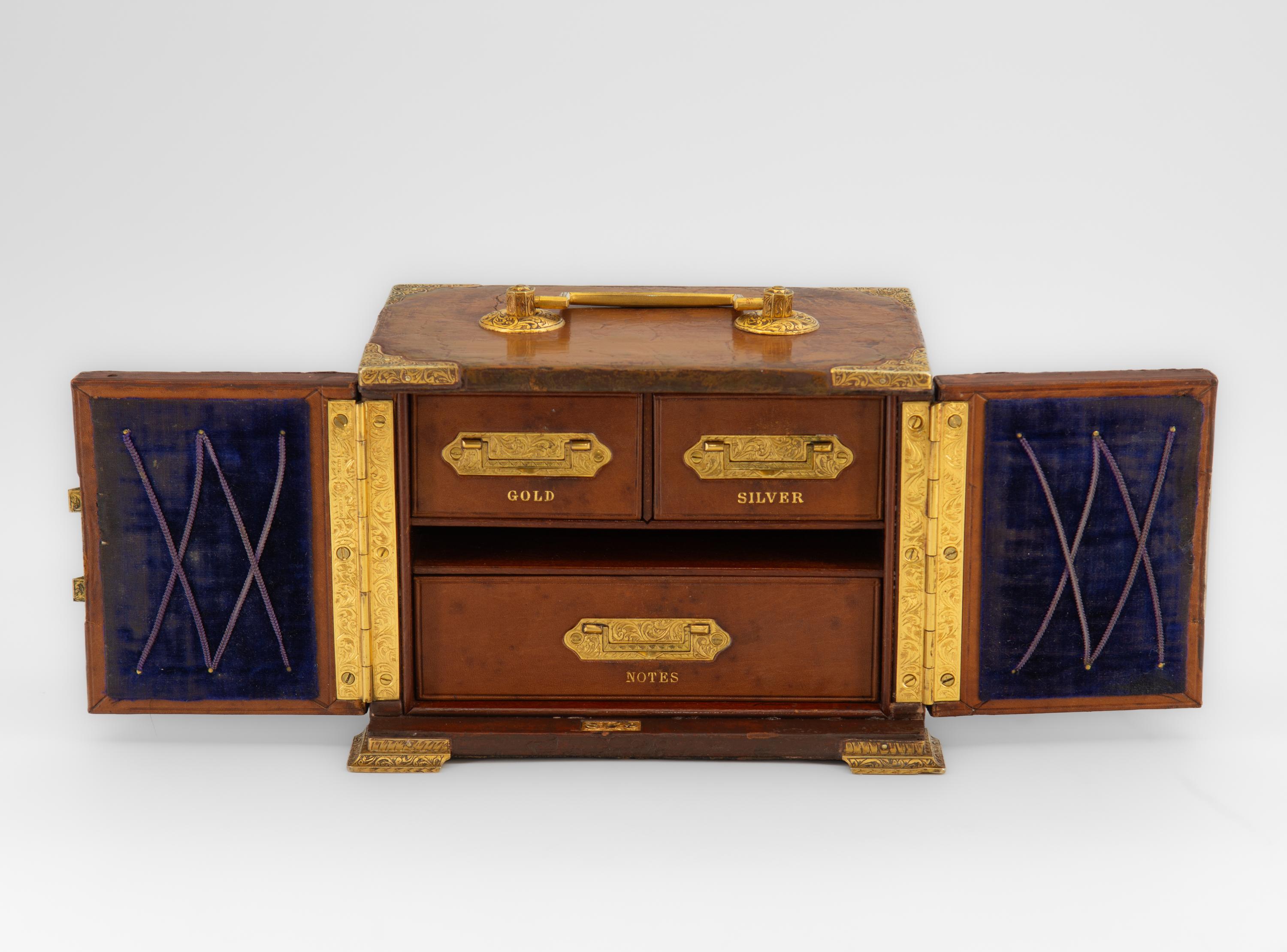 Antique Leather & Decorative Gilt Metal Table Top Travelling Chest Bramah Lock For Sale 5