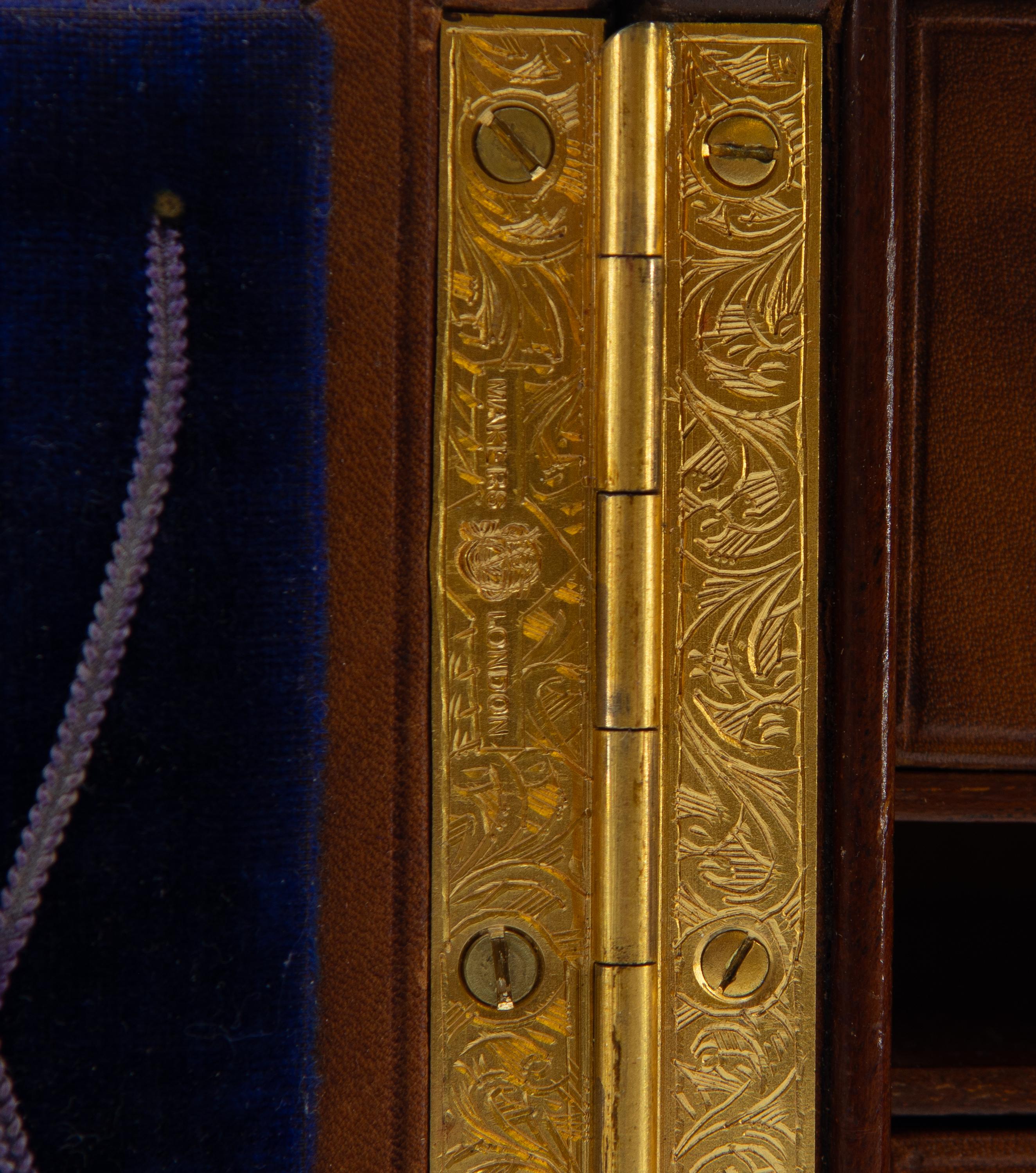 Antike Leder & dekorative vergoldete Metall Tischplatte Reisetruhe Bramah Schloss im Angebot 5