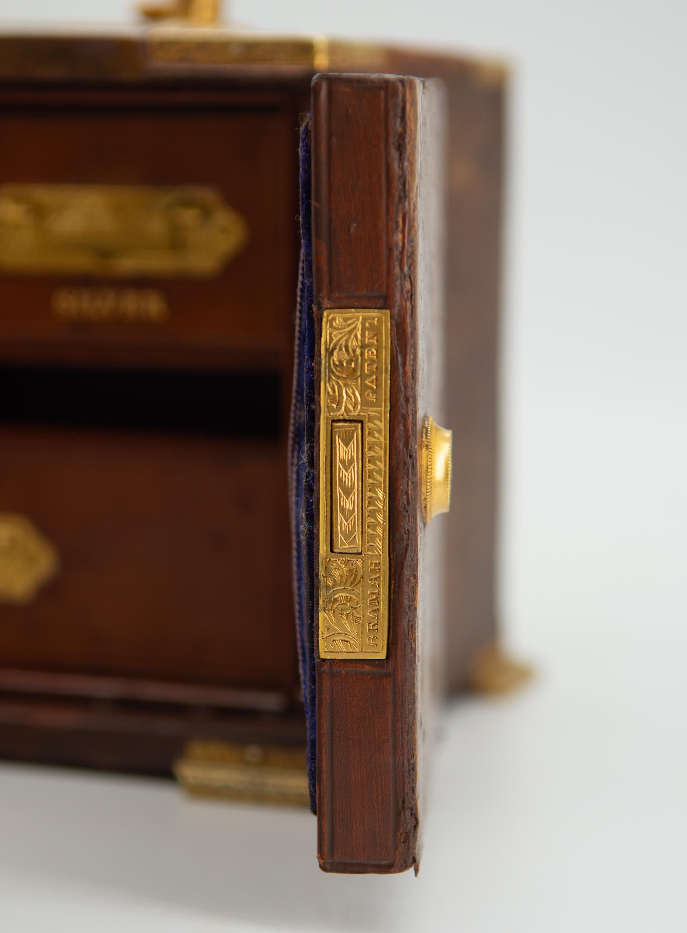 Antike Leder & dekorative vergoldete Metall Tischplatte Reisetruhe Bramah Schloss im Angebot 6