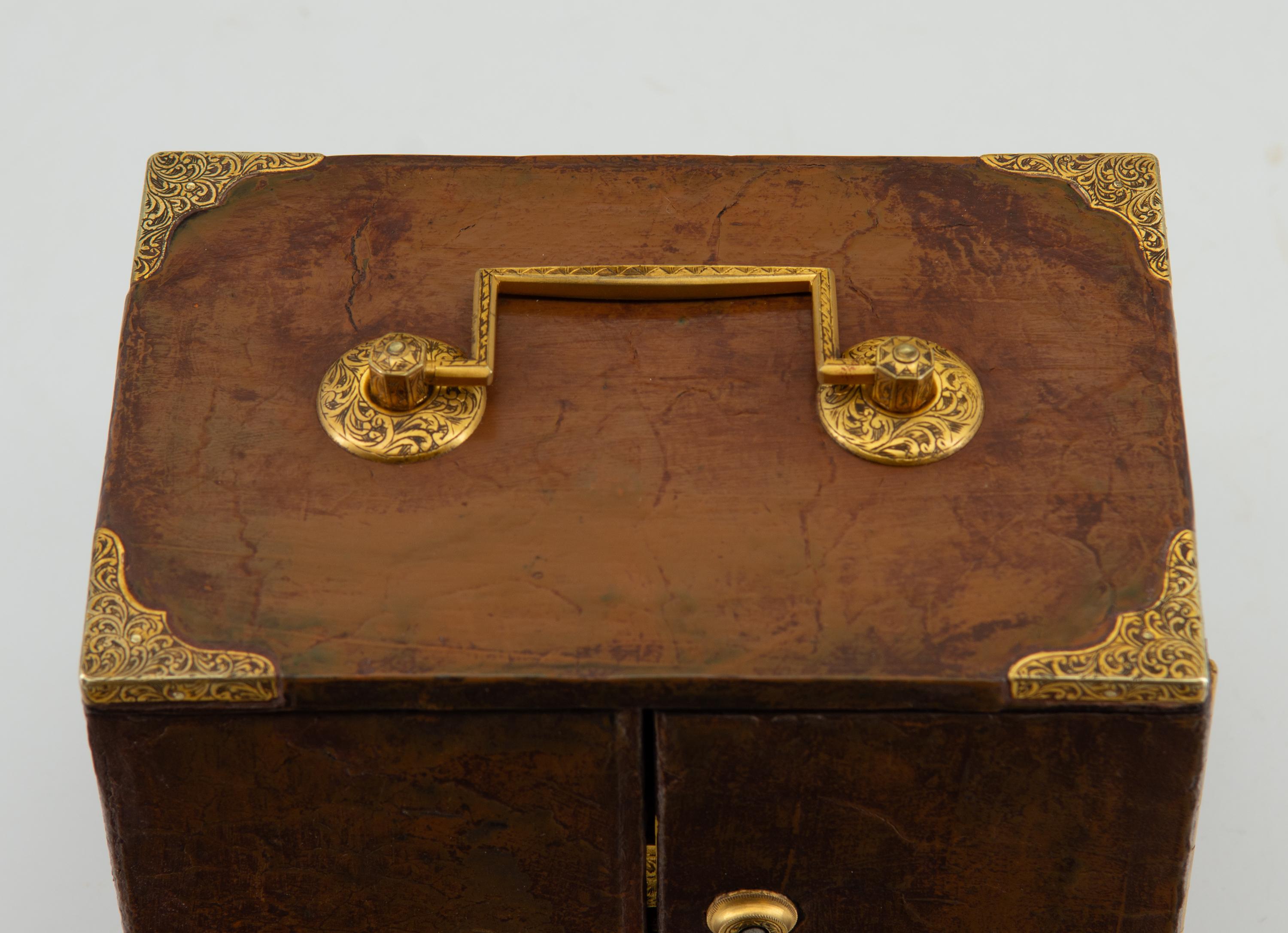 Antique Leather & Decorative Gilt Metal Table Top Travelling Chest Bramah Lock For Sale 11