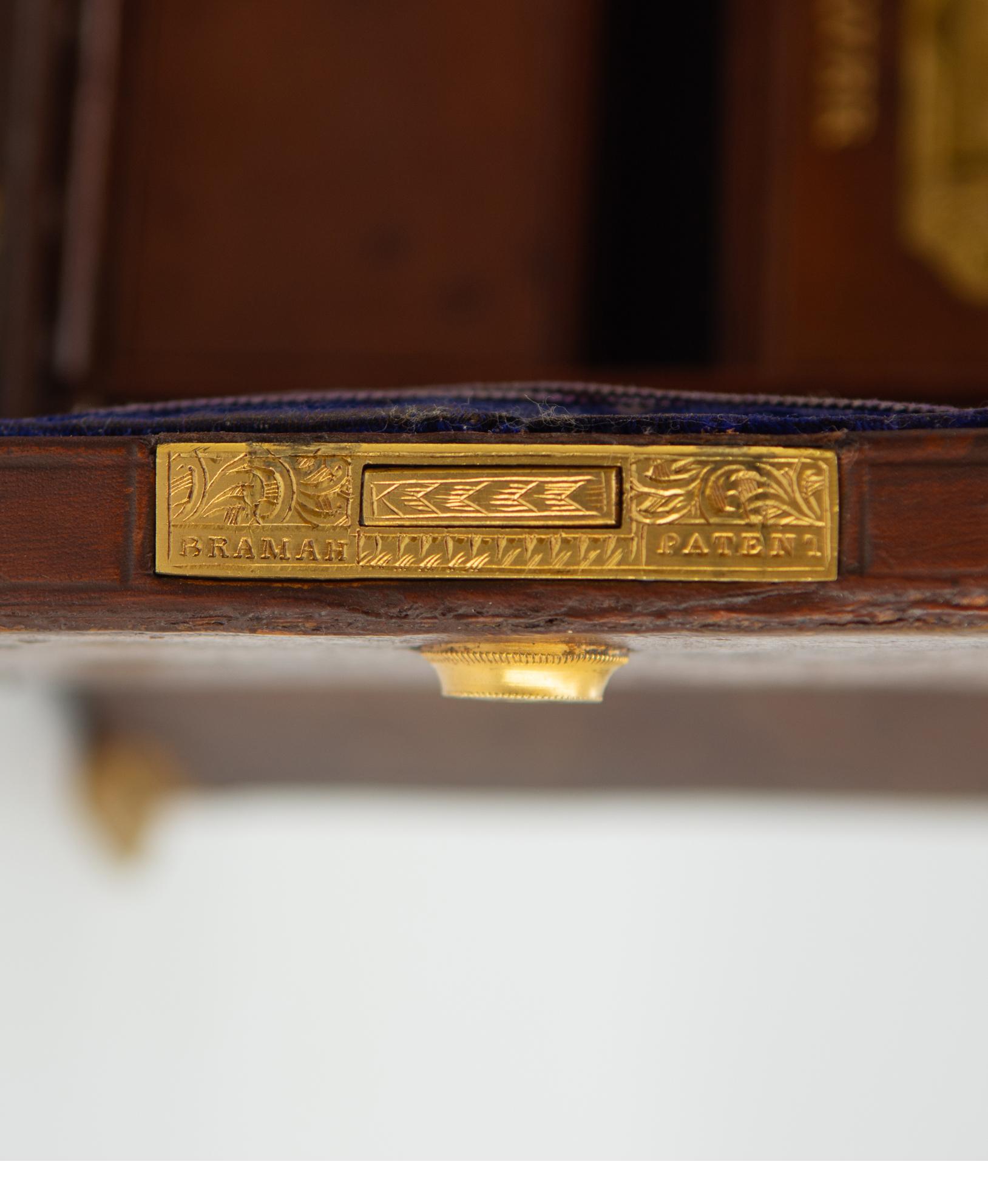 Antike Leder & dekorative vergoldete Metall Tischplatte Reisetruhe Bramah Schloss (Vergoldet) im Angebot
