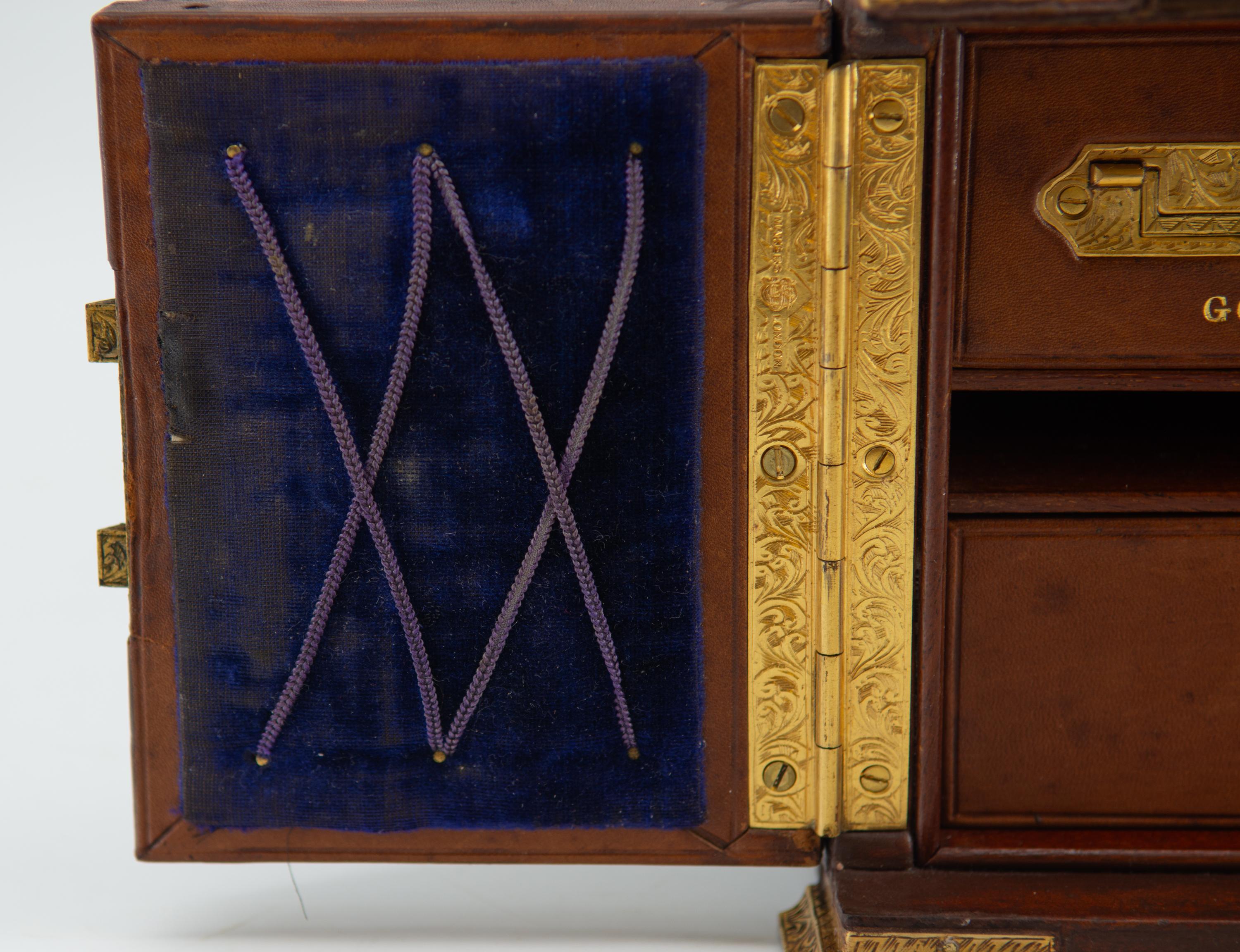 Antike Leder & dekorative vergoldete Metall Tischplatte Reisetruhe Bramah Schloss im Zustand „Gut“ im Angebot in Norwich, GB