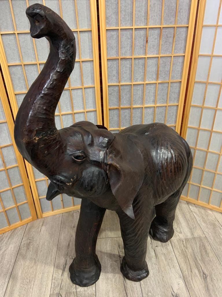 Antike Elefanten-Skulptur aus Leder mit Glasaugen (Stammeskunst) im Angebot