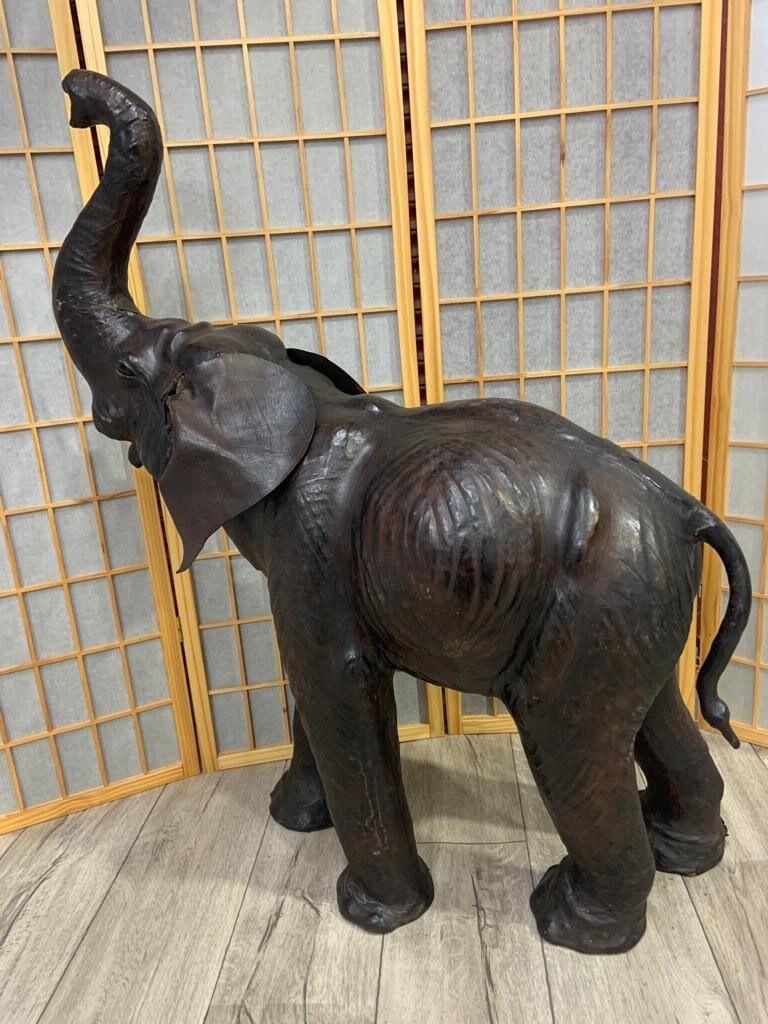 Antike Elefanten-Skulptur aus Leder mit Glasaugen (Unbekannt) im Angebot