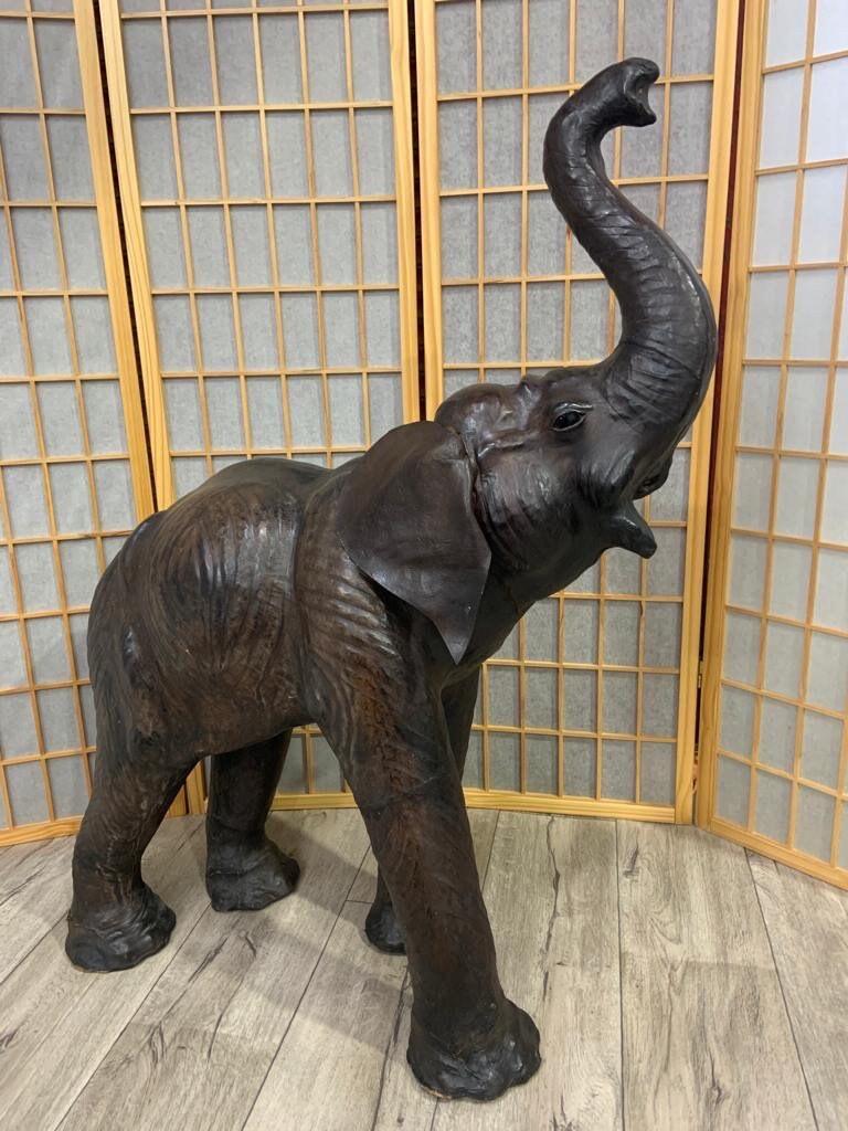 Antike Elefanten-Skulptur aus Leder mit Glasaugen im Zustand „Gut“ im Angebot in Chicago, IL