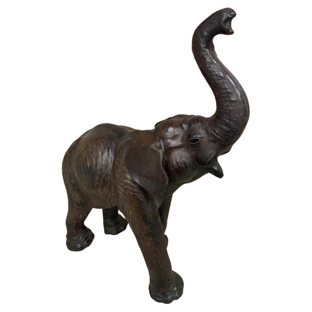 Sculpture d'éléphant en cuir ancien avec yeux en verre