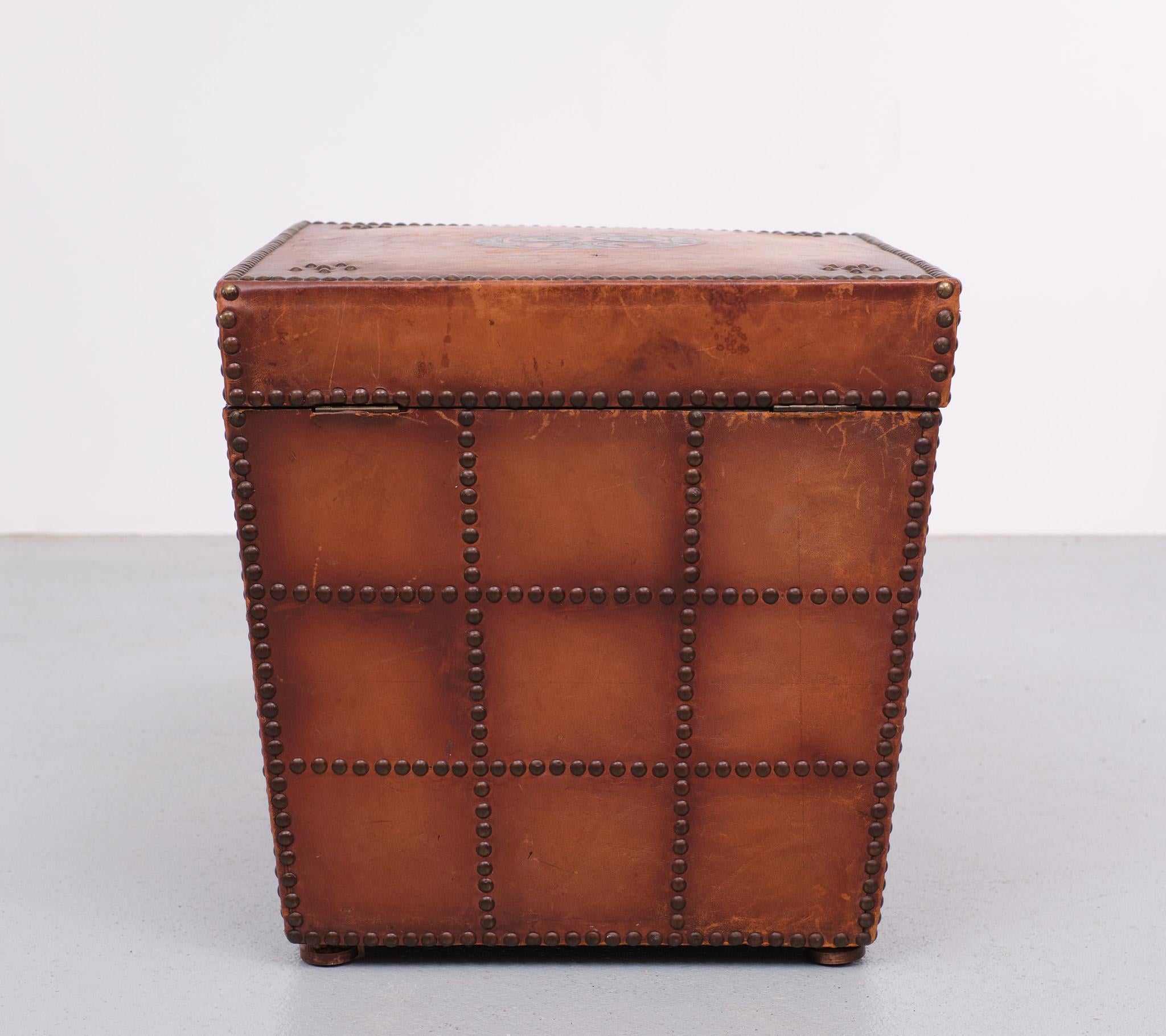 Caja antigua de cuero repujado, Francia, 1880 en venta 1