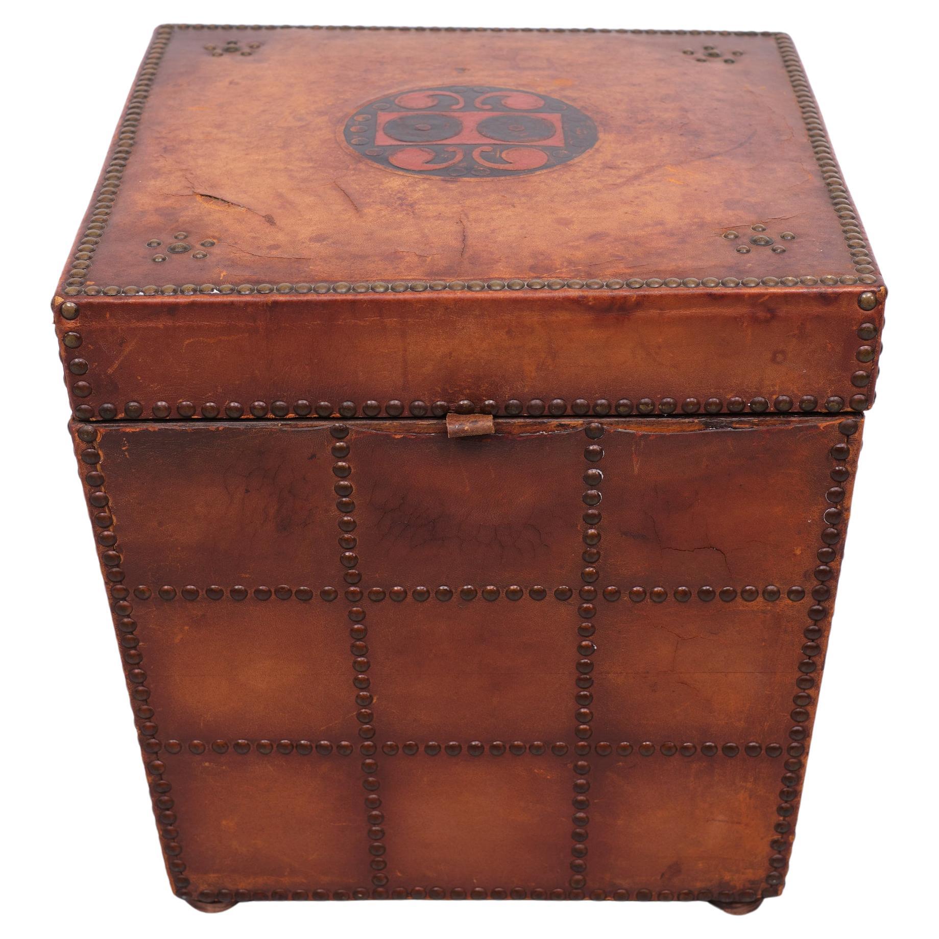 Boîte ancienne en cuir gaufré   France  1880  en vente