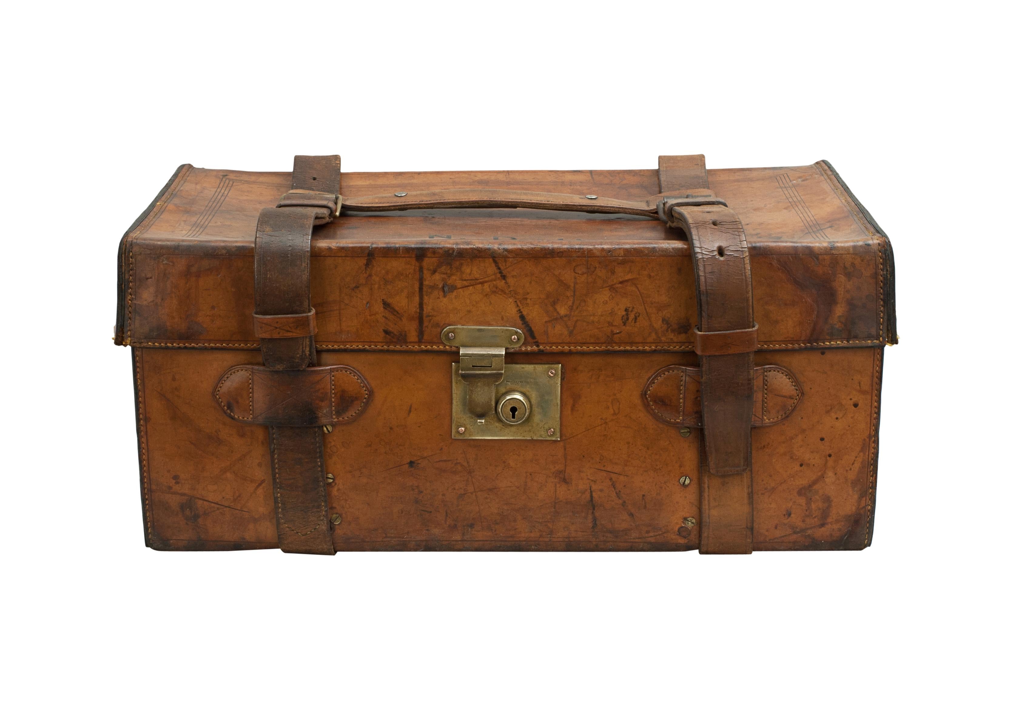 Large leather Farlow tackle case.
A good, large size leather fishing trunk with a single oak lift out tray with five compartments below. The Anglers case with original twin leather straps that hold a central leather carry handle. The inside is