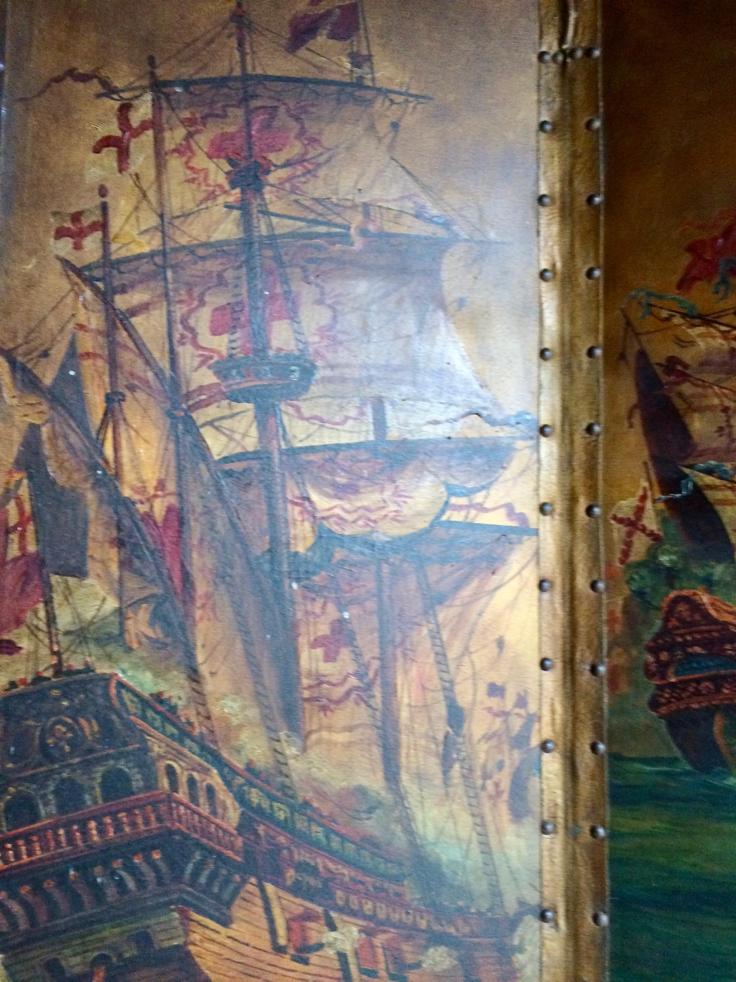 Paravent ancien en cuir à quatre volets peint à la main:: intérêt naval:: début du 20ème siècle Bon état à Longdon, Tewkesbury