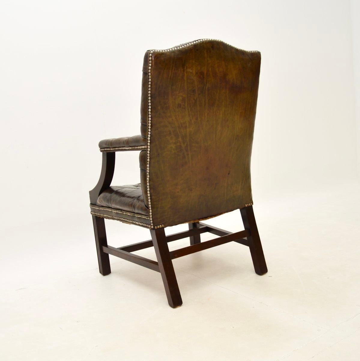 Antique Leather Gainsborough Armchair In Good Condition For Sale In London, GB