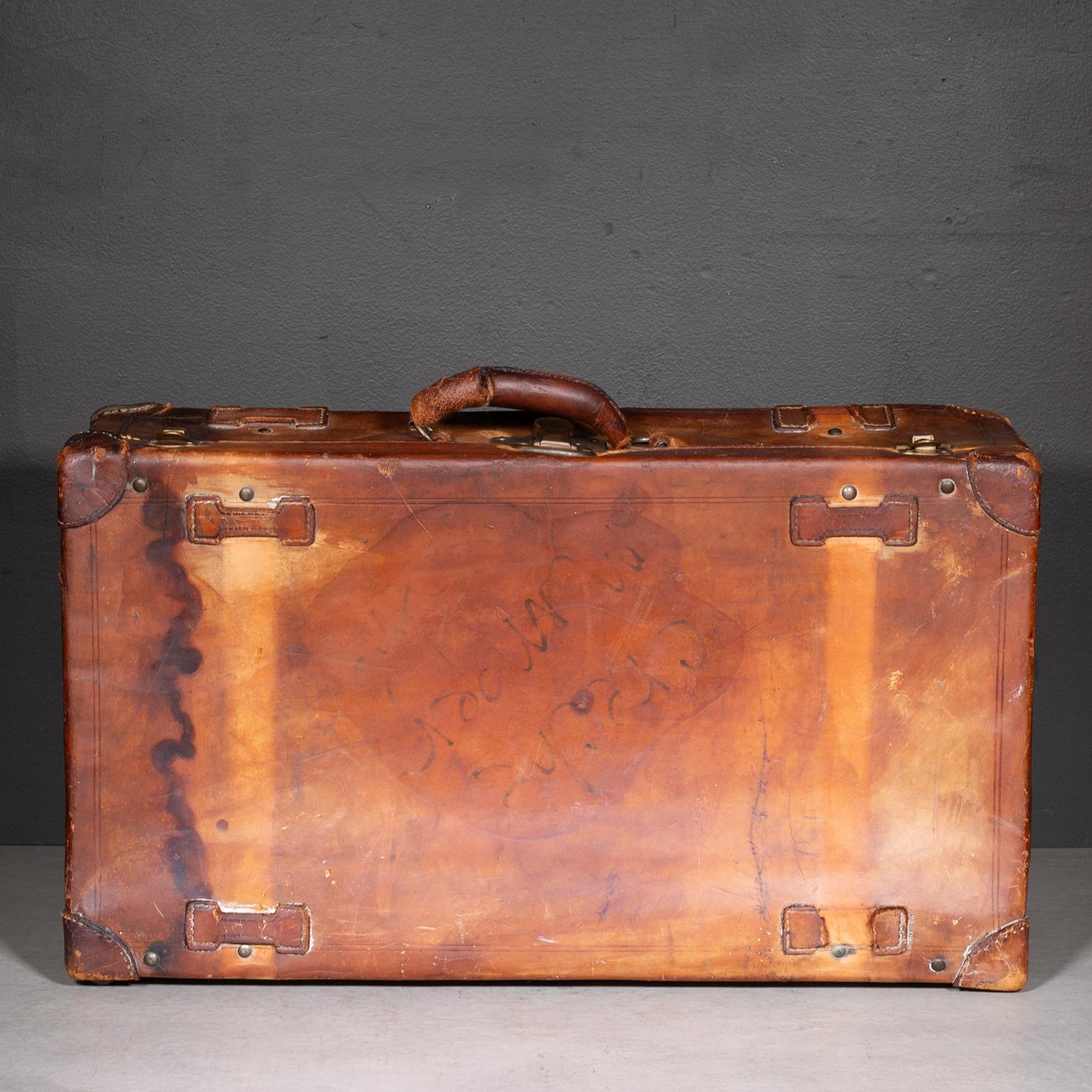 Laiton Bagages anciens en cuir avec étiquette de voyage italienne originale c.1920 en vente